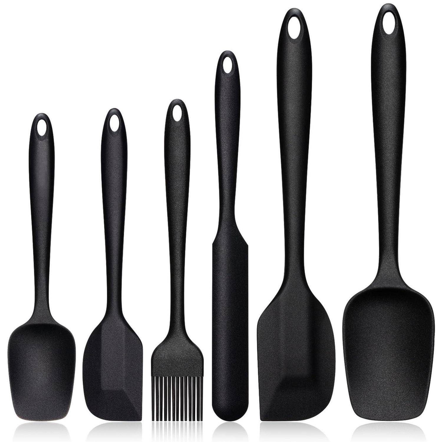 Sechs schwarze Küchenutensilien auf weißem Hintergrund: Spatel, Wender, Bürste, Löffel, Schöpflöffel und großer Servierlöffel.