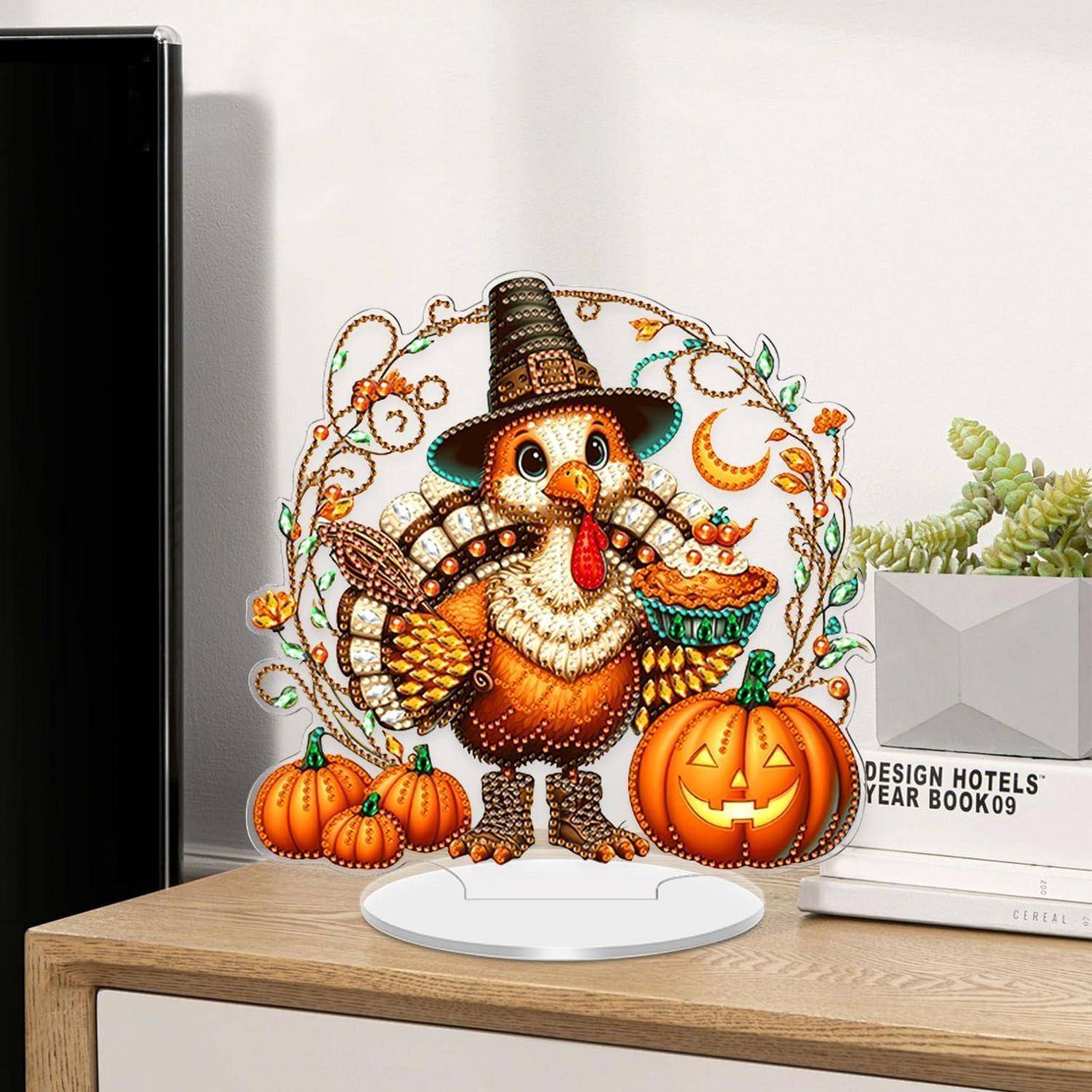 Dekorativer Thanksgiving-Truthahn-Ausschnitt mit Kürbissen und Herbstlaub auf einem Holzregal