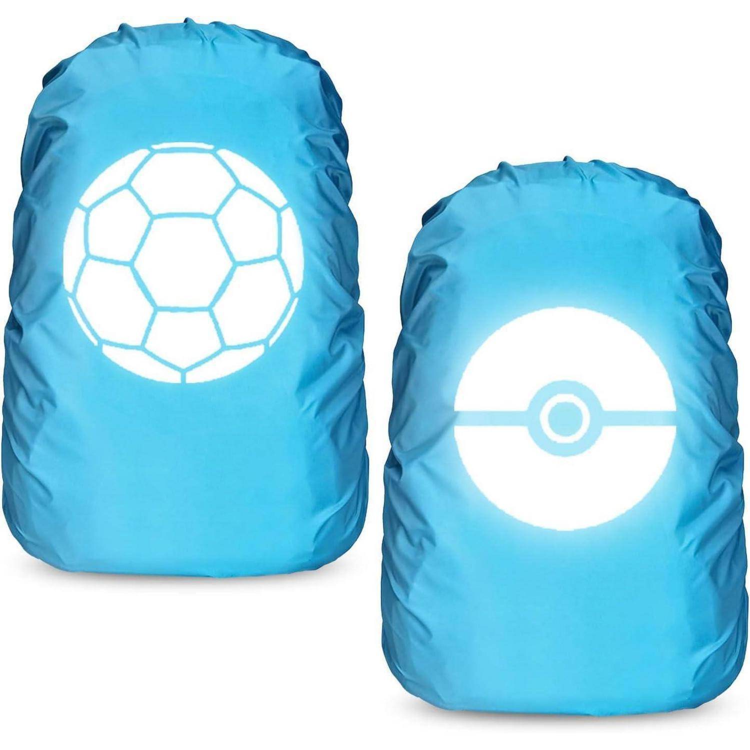 Zwei blaue Rucksäcke mit Zugband und leuchtenden weißen Spiel-Emblemen: ein Fußball auf der linken Seite und ein Pokéball auf der rechten Seite.