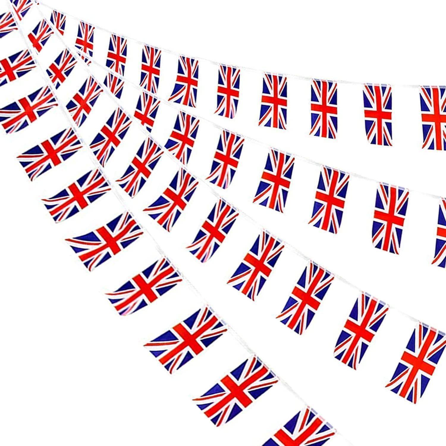Reihen kleiner Union-Jack-Flaggen hingen an weißen Schnüren gegen einen einfachen weißen Hintergrund.