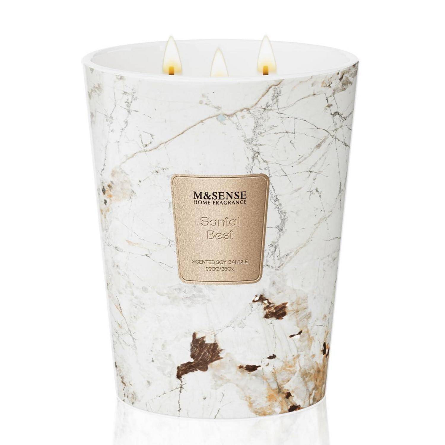 Kerze mit weißem Marmormuster mit drei brennenden Dochten und einem Frontetikett mit der Aufschrift „M&SENSE HOME FRAGRANCE