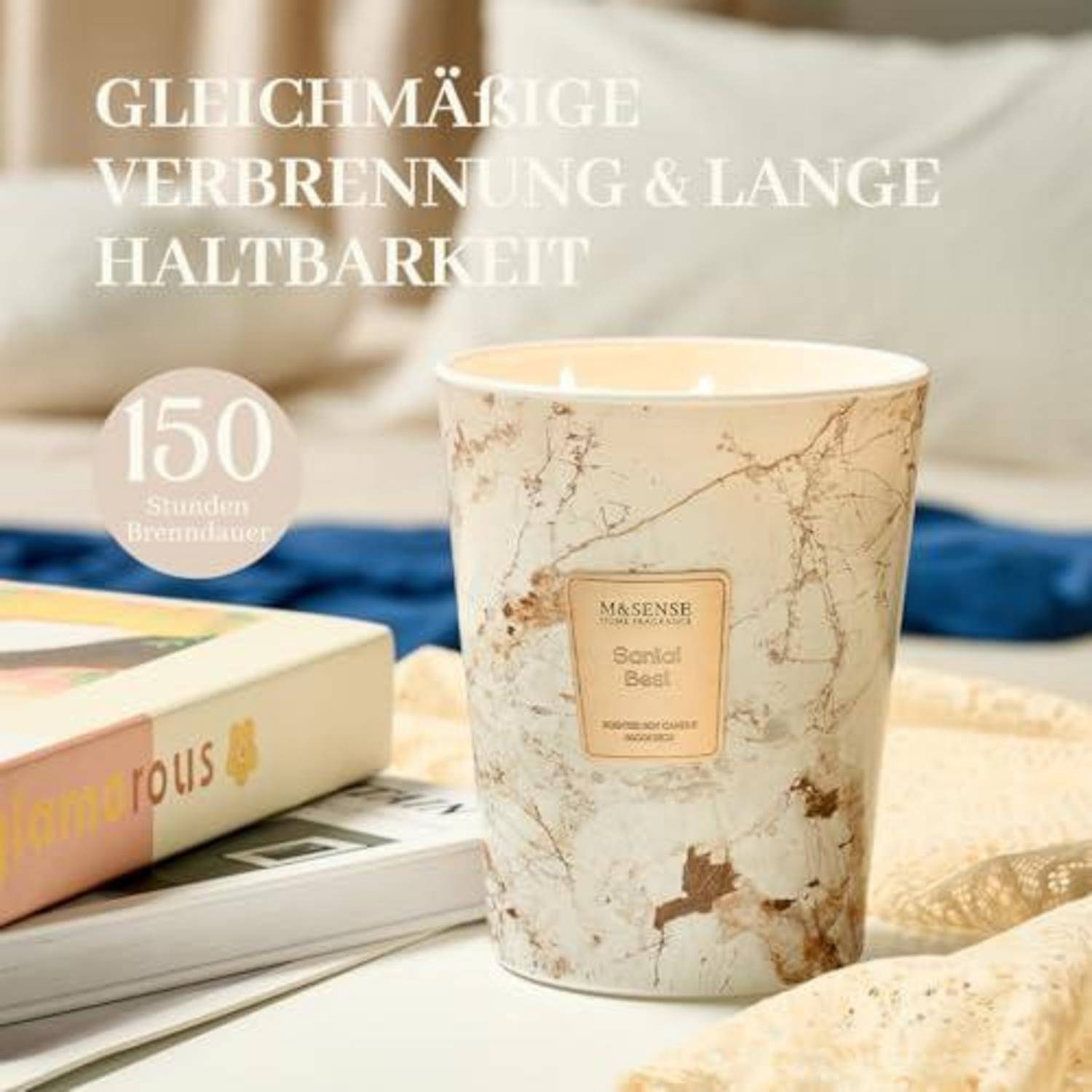 Eine duftende Kerze in einem Becher mit Marmormuster mit deutschem Text, der gleichmäßiges Brennen und lange Brenndauer bewirbt, '150 Stunden Brenndauer'.