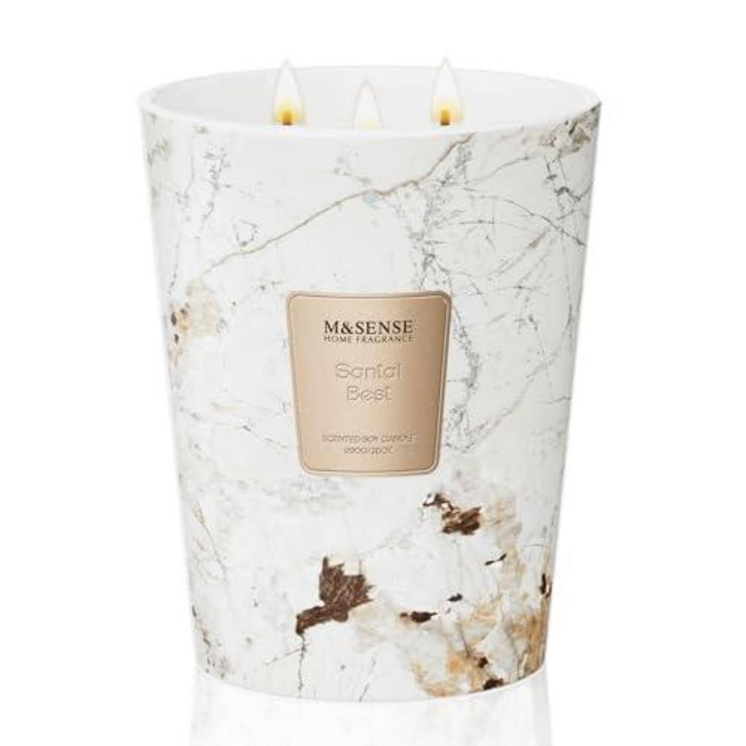 Duftkerze mit weißem Marmormuster in einem verjüngten Glashänger mit drei Dochten und einem beigen Label „M&SENSE Home Fragrance".