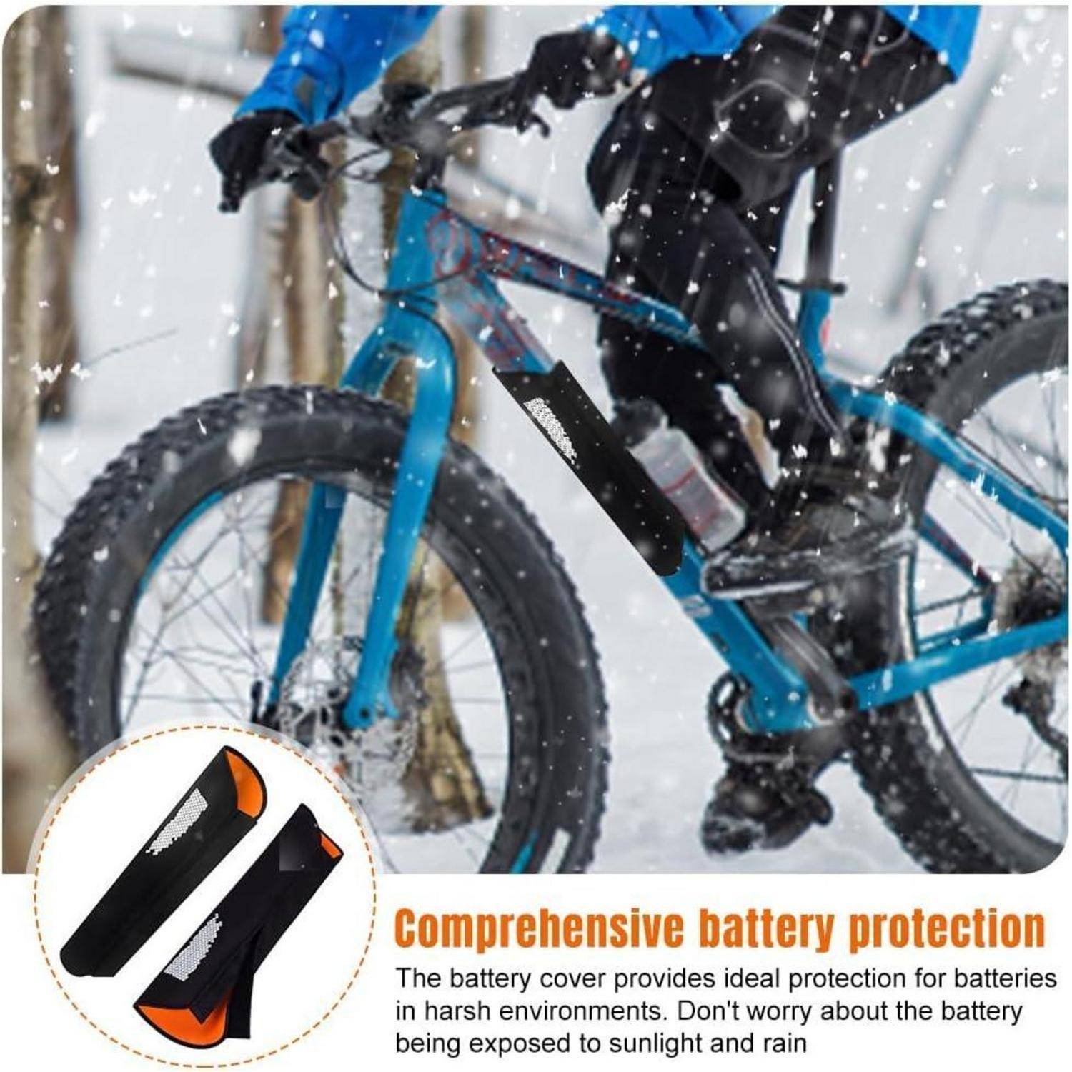 Mountainbiker fährt im Schnee, mit Vergrößerung zeigt schwarze und orangefarbene Batterieschutzabdeckung und Text „Umfassender Batterieschutz" wirbt für Schutz in rauen Umgebungen.