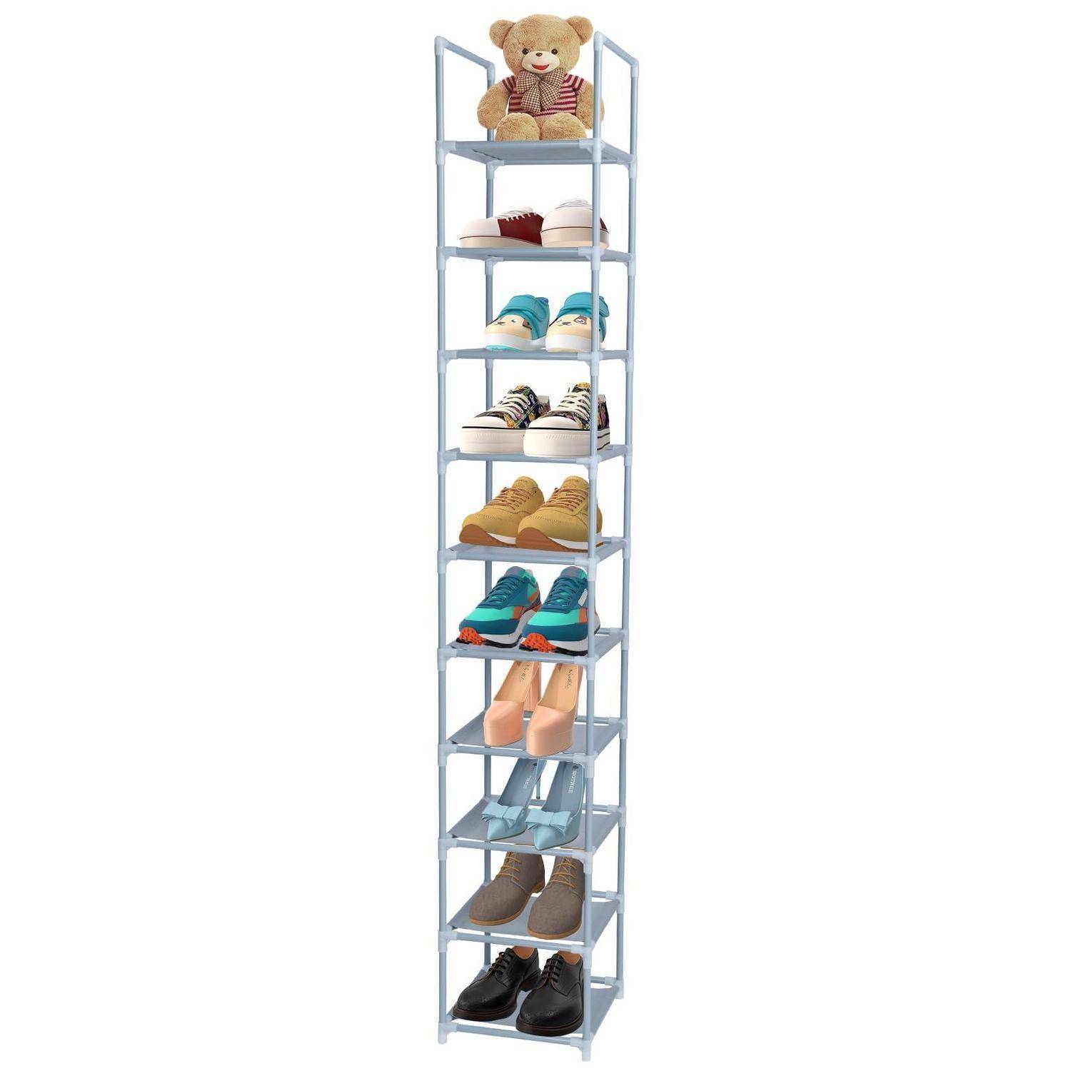 Hoher, schmaler Schuhregal mit mehreren Regalen, auf denen verschiedene Schuhpaare stehen, und ein Teddybär oben drauf, auf weißem Hintergrund dargestellt.