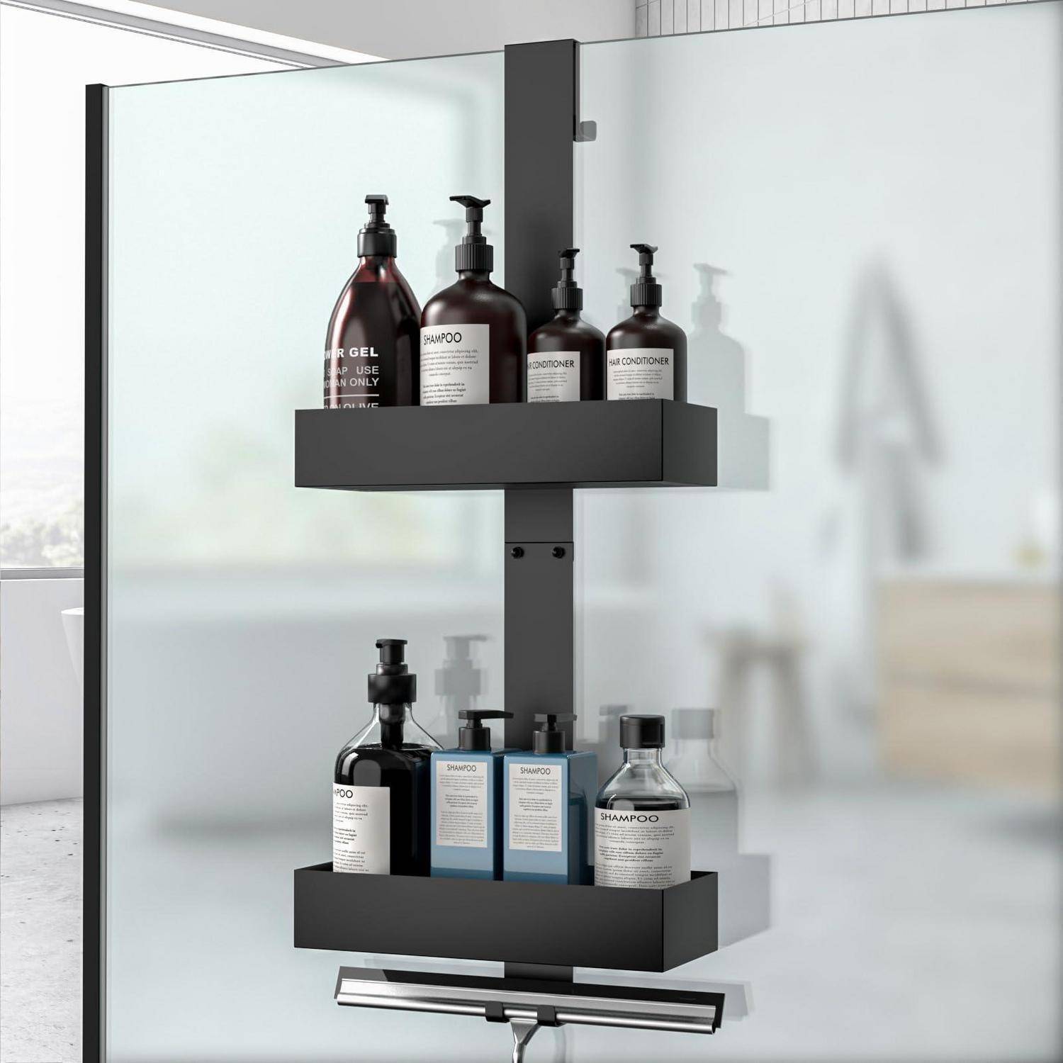 Wandmontierter Duschorganizer mit zwei schwarzen Regalen, die Shampoo-, Conditioner- und Duschgelflaschen unter einem Abzieher an einer Glasduschabtrennung halten.