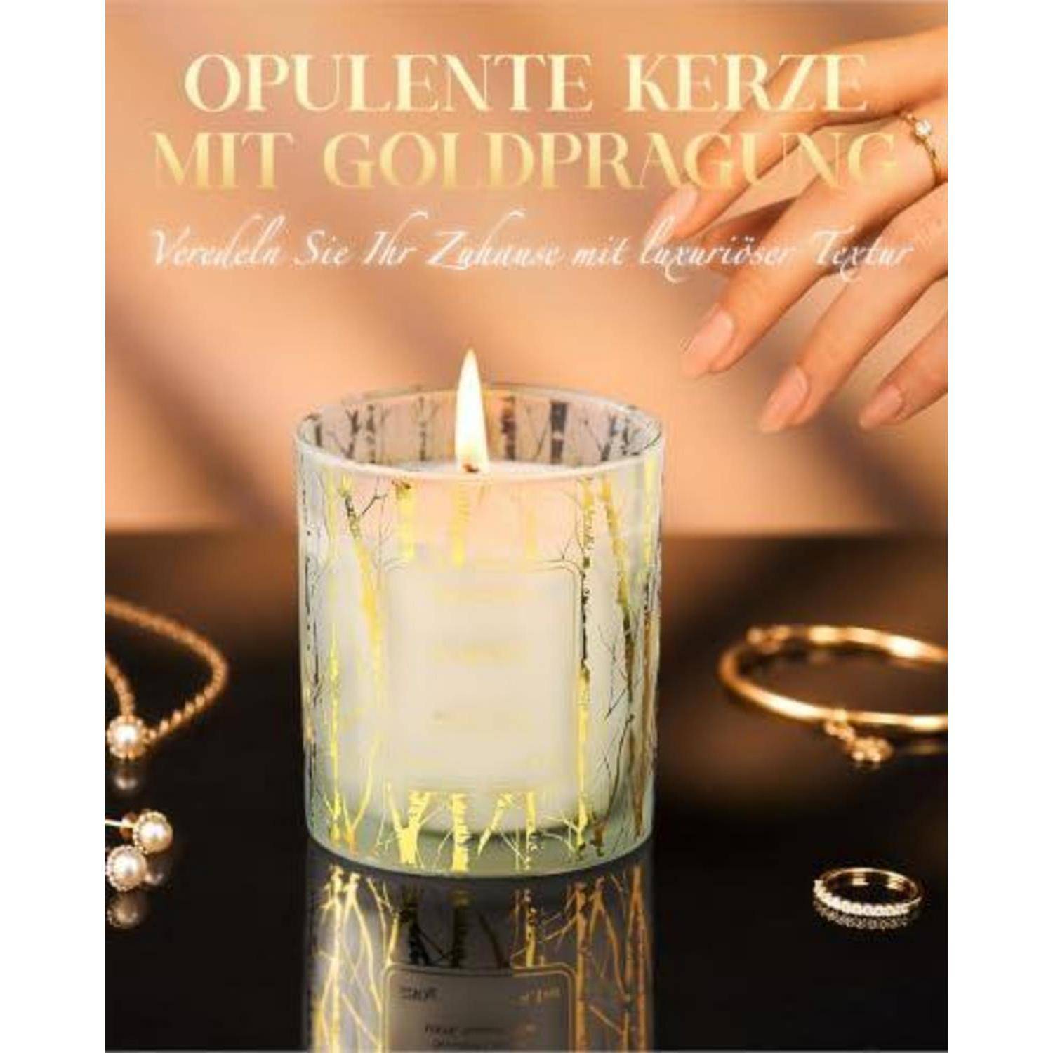 Luxuriöse, goldverzierte Duftkerze, die auf einer schwarzen Oberfläche brennt, mit Schmuck und einer Hand in der Nähe; der Anzeigentext auf Deutsch lautet „OPULENTE KERZE MIT GOLD PRÄGUNG".