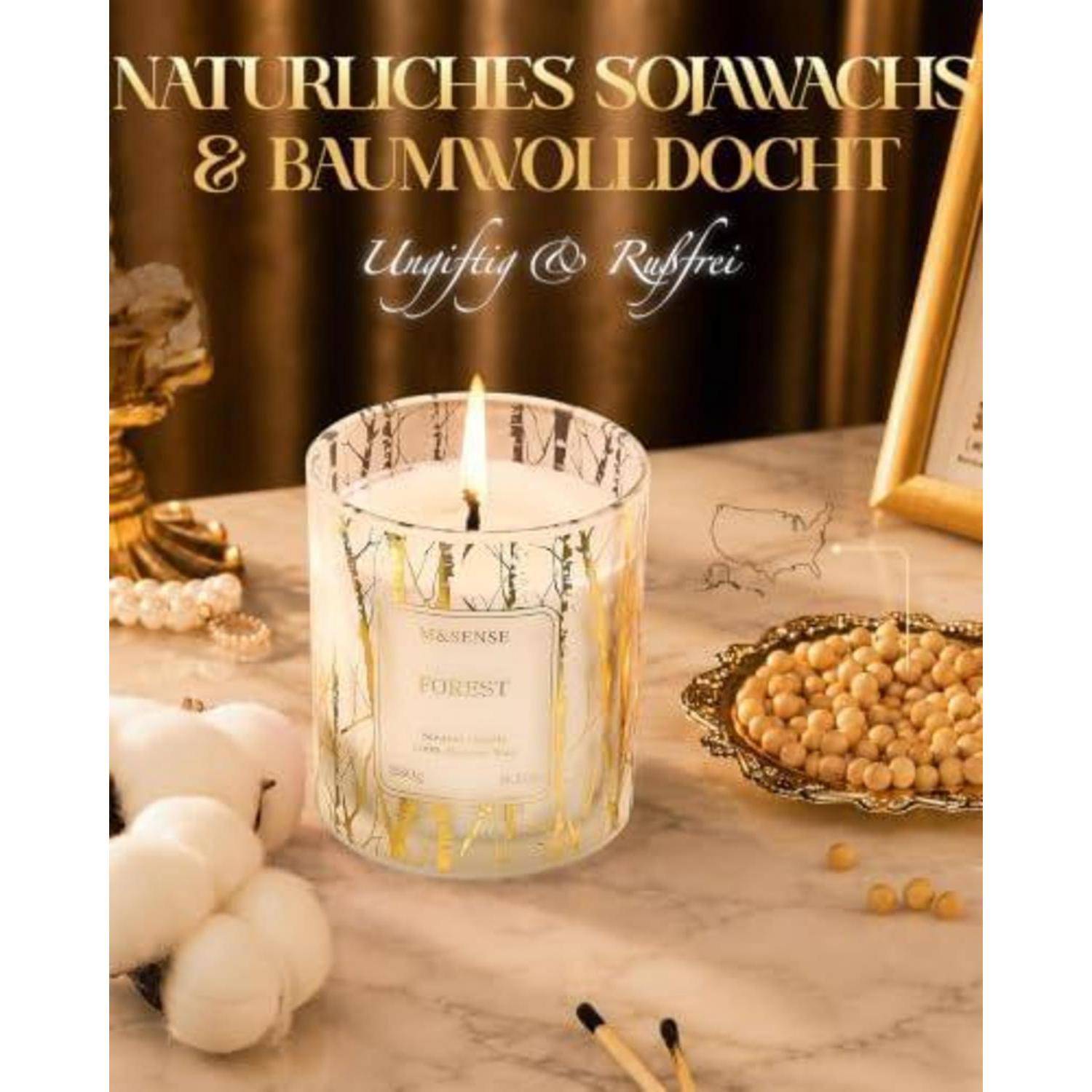 Beleuchtete natürliche Soja- und Baumwollkerze auf einem Marmortisch, mit der Aufschrift „Wald", mit deutschem Text „Natürliches Sojawachs & Baumwollocht"" und „Unfifty @ Rufrei"".