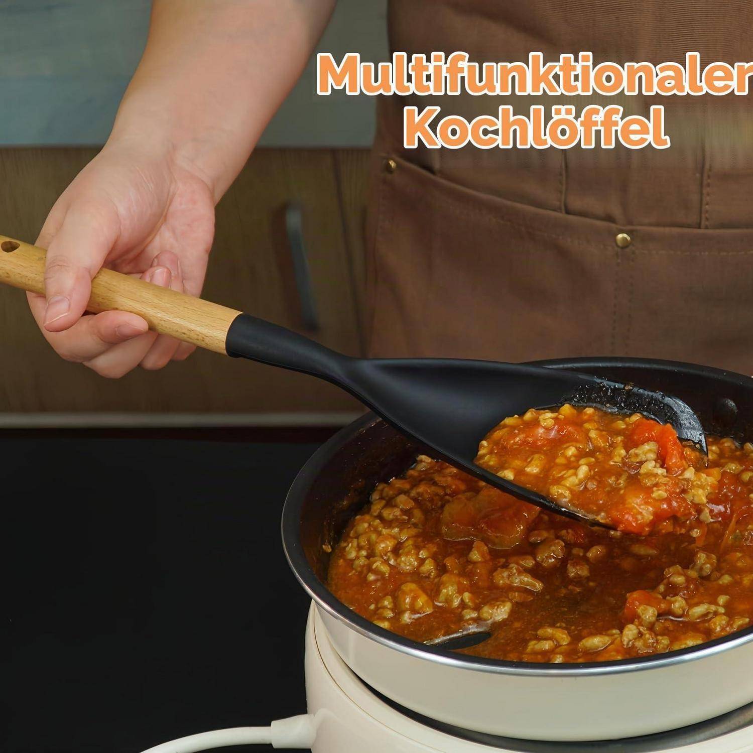 Person, die eine Pfanne mit Fleischsoße mit einem multifunktionalen Kochlöffel aus Holz und Silikon umrührt; Deutscher Text lautet „Multifunktionaler Kochlöffel