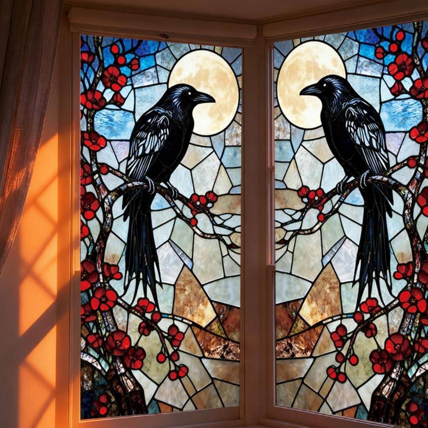 Bunte-Glasdoppelfenster mit gespiegelten schwarzen Vögeln, die zwischen roten Beeren hocken, jeweils gerahmt durch einen blassen mondähnlichen Kreis.