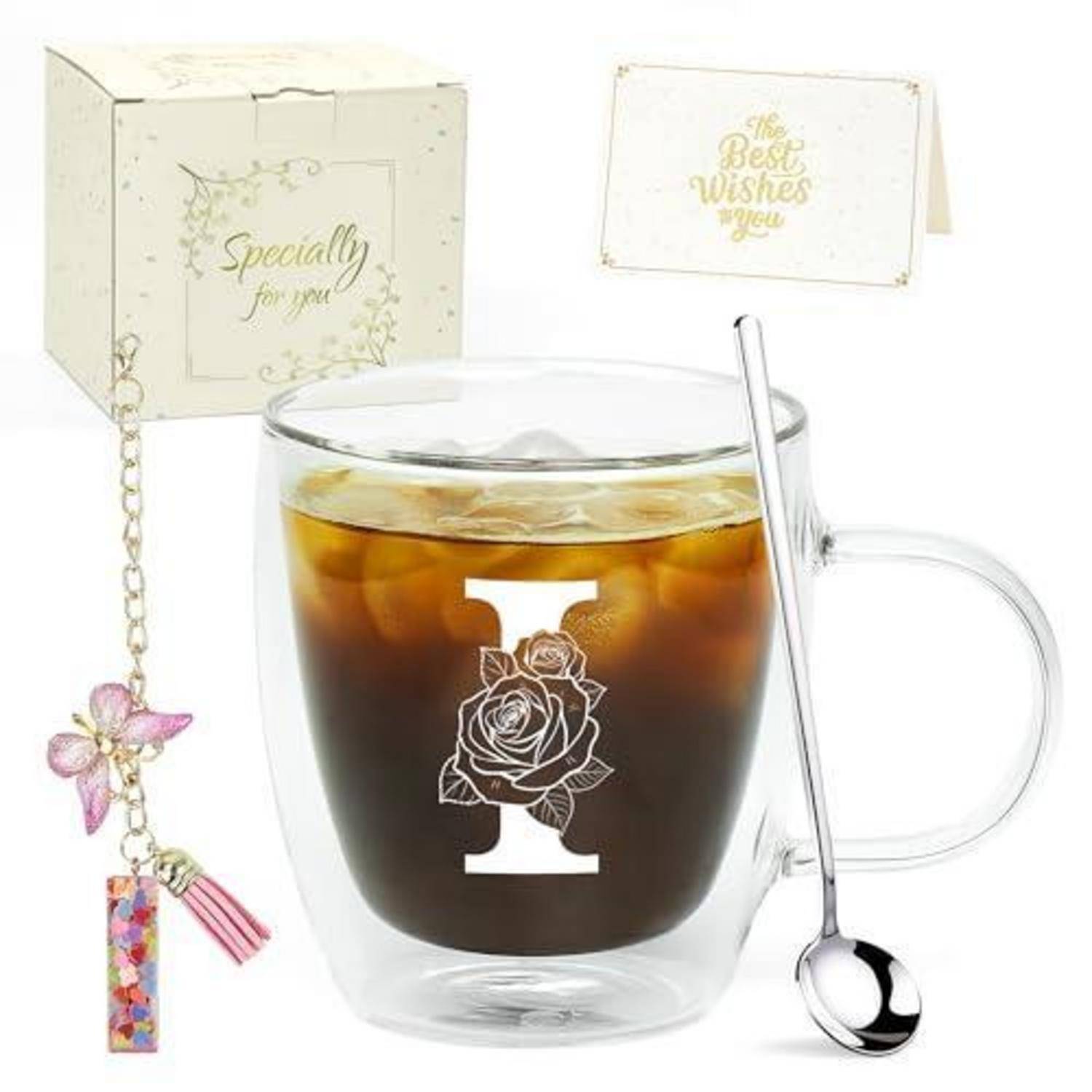 Geschenkset mit einem klaren Glasbecher mit Eiskaffee, Löffel, Schmetterlingsanhänger und Notizkarten mit der Aufschrift „Speziell für dich" und „Alles Gute für dich"".