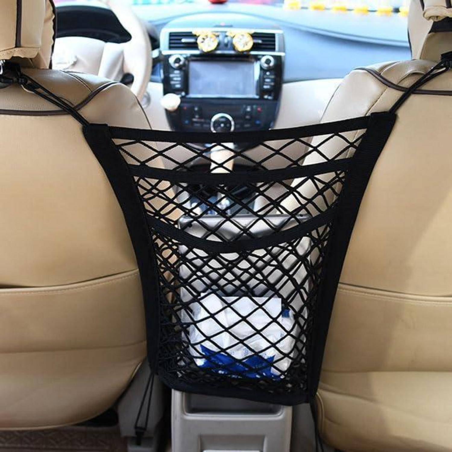 Schwarzes Mesh-Ladungsnetz, das eine Taschentuchbox zwischen beigen Autovordersitzen hält, mit sichtbarem Armaturenbrett und Mittelkonsole im Hintergrund.