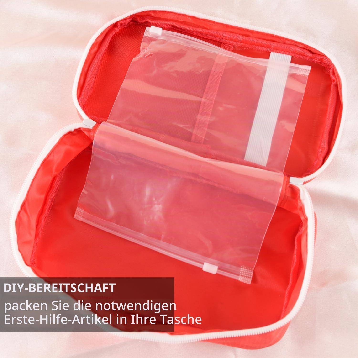 Öffnen Sie zuerst die rote Erste-Hilfe-Tasche mit durchsichtigen Reißverschlussbeuteln zum Verpacken von Notfallausrüstung; der deutsche Text lautet „DIY-BEREITSCHAFT packen Sie die notwendigen Erste-Hilfe-Artikel in Ihre Tasche".