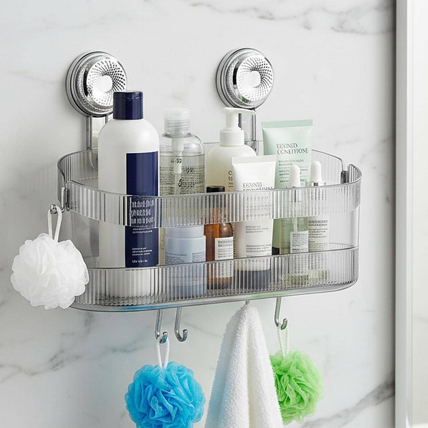 Badezimmer-Duschablage mit Shampoo- und Körperpflegeflaschen, Luffas und Aufhängehaken an einer gekachelten Wand.