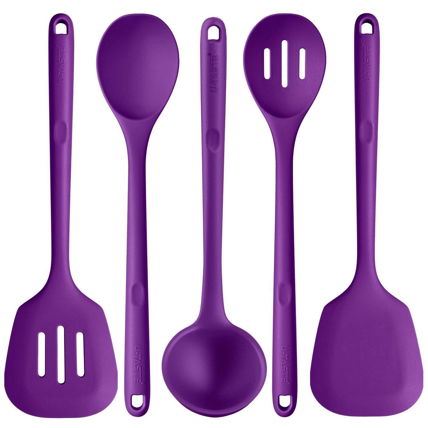 Fünf violette Silikonküchenutensilien: zwei Schlitzspatel, zwei Servierlöffel und ein massiver Löffel, gezeigt auf weißem Hintergrund.