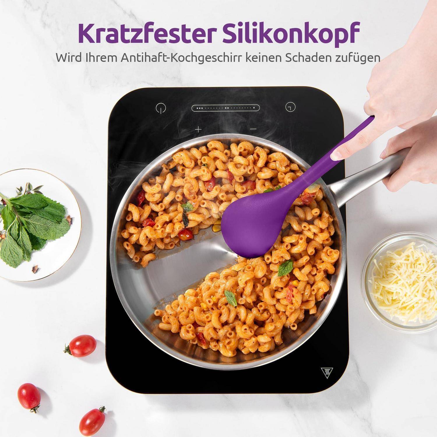 Draufsicht auf Pasta, die in einer Pfanne auf einem Induktionskochfeld mit einem violetten Silikonlöffel umgerührt wird; der Text besagt „Kratzfester Silikonkopf