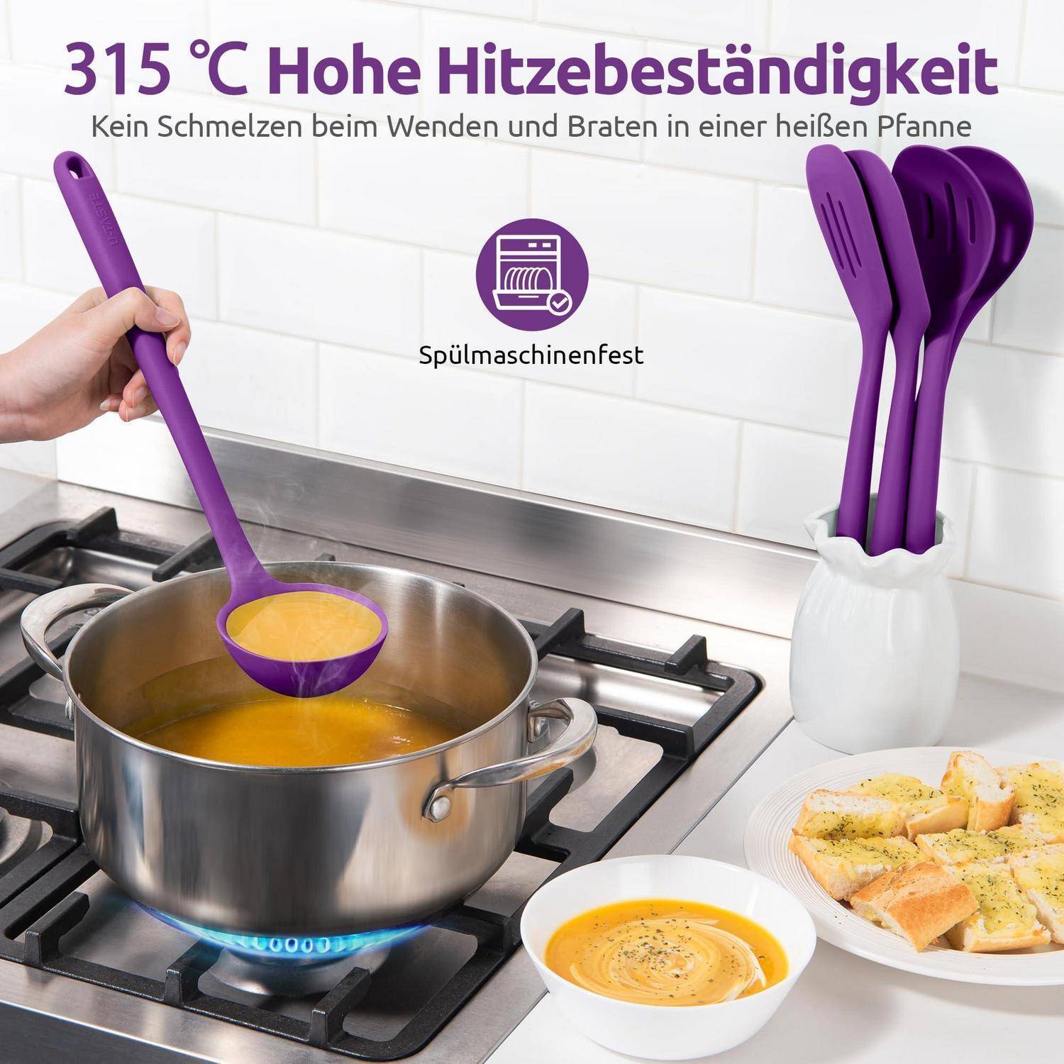Lila Küchenutensilien, die als hitzebeständig bis 315°C beworben werden und spülmaschinenfest sind, mit einer Kelle in einem heißen Topf auf einem Kochfeld und passenden Utensilien in einem Halter.
