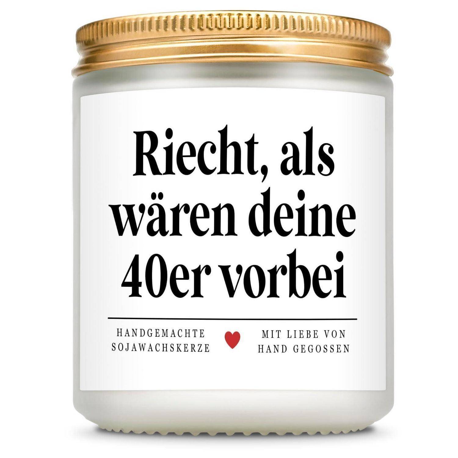 Eine Sojawachskerze in einem Glas mit goldener Kappe, beschriftet auf Deutsch mit „Riecht, als wären deine 40er vorbei