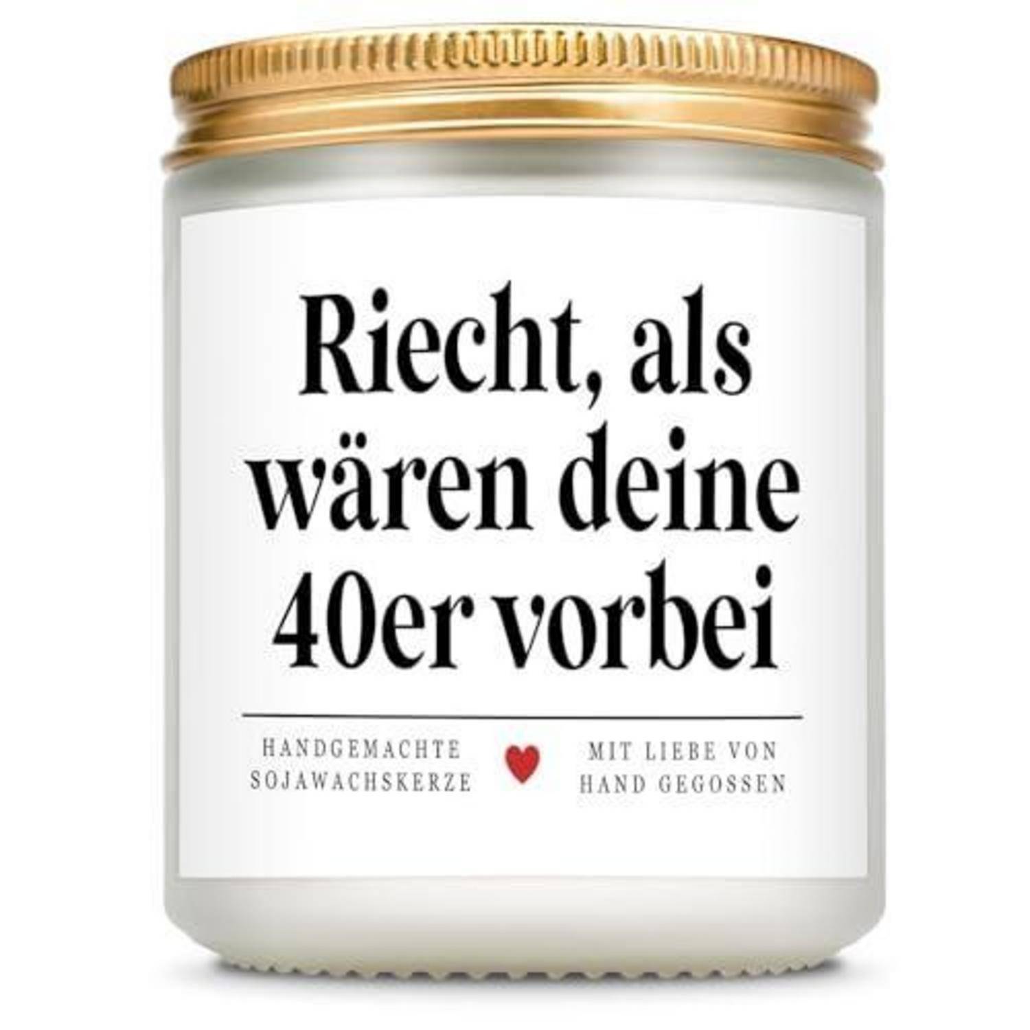Eine duftende Sojawachskerze in einem Glaskrug mit goldenem Deckel, mit den Etiketten „Riecht, als wären deine 40er vorbei" und „Handgemachte Sojawachskerze"".