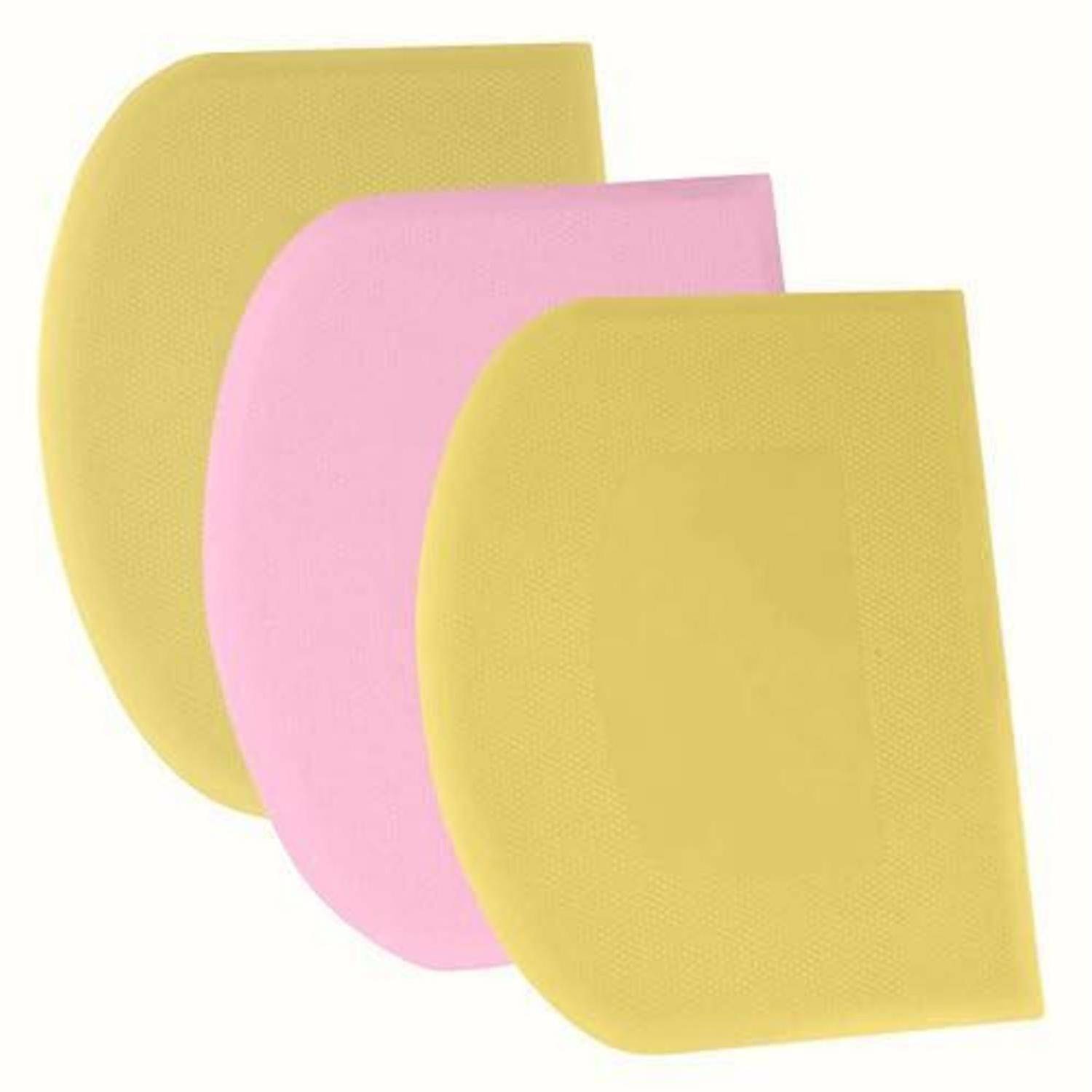 Drei sich überlappende gekrümmte rechteckige Pads oder Schwämme in Gelb, Rosa und Gelb auf weißem Hintergrund.