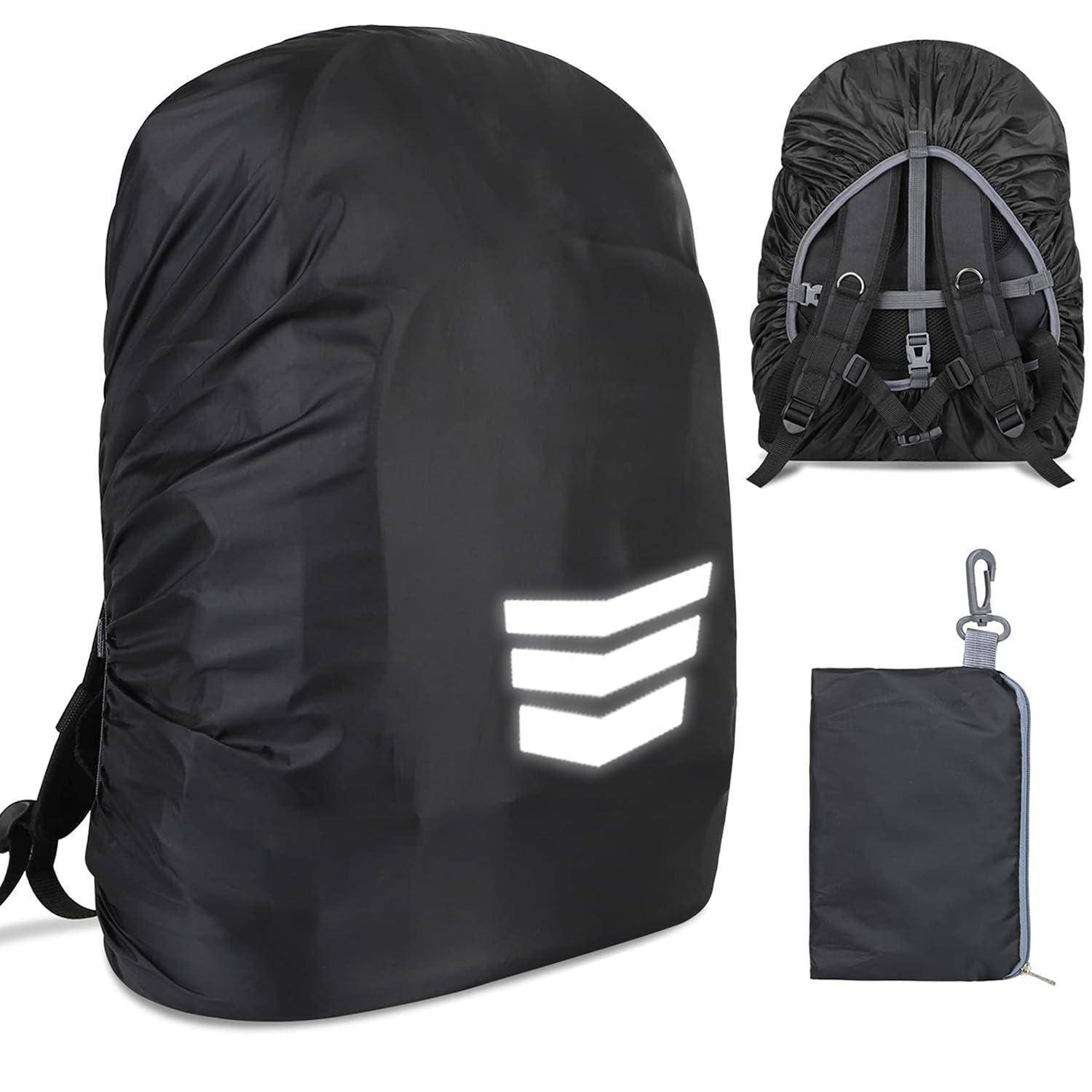 Schwarze Regenschutzhülle für Rucksäcke mit reflektierenden Chevron-Streifen, gezeigt auf einem Rucksack, plus gefaltete Aufbewahrungstasche mit Clip.