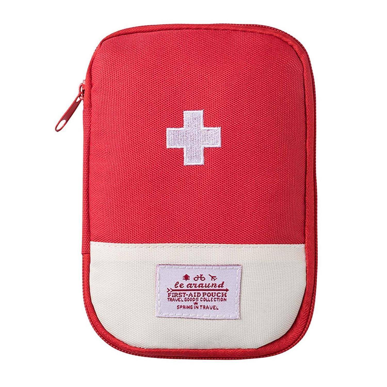 Rote Erste-Hilfe-Tasche mit weißem Kreuz und frontalem Etikett, geschlossen auf einfachem Hintergrund dargestellt.