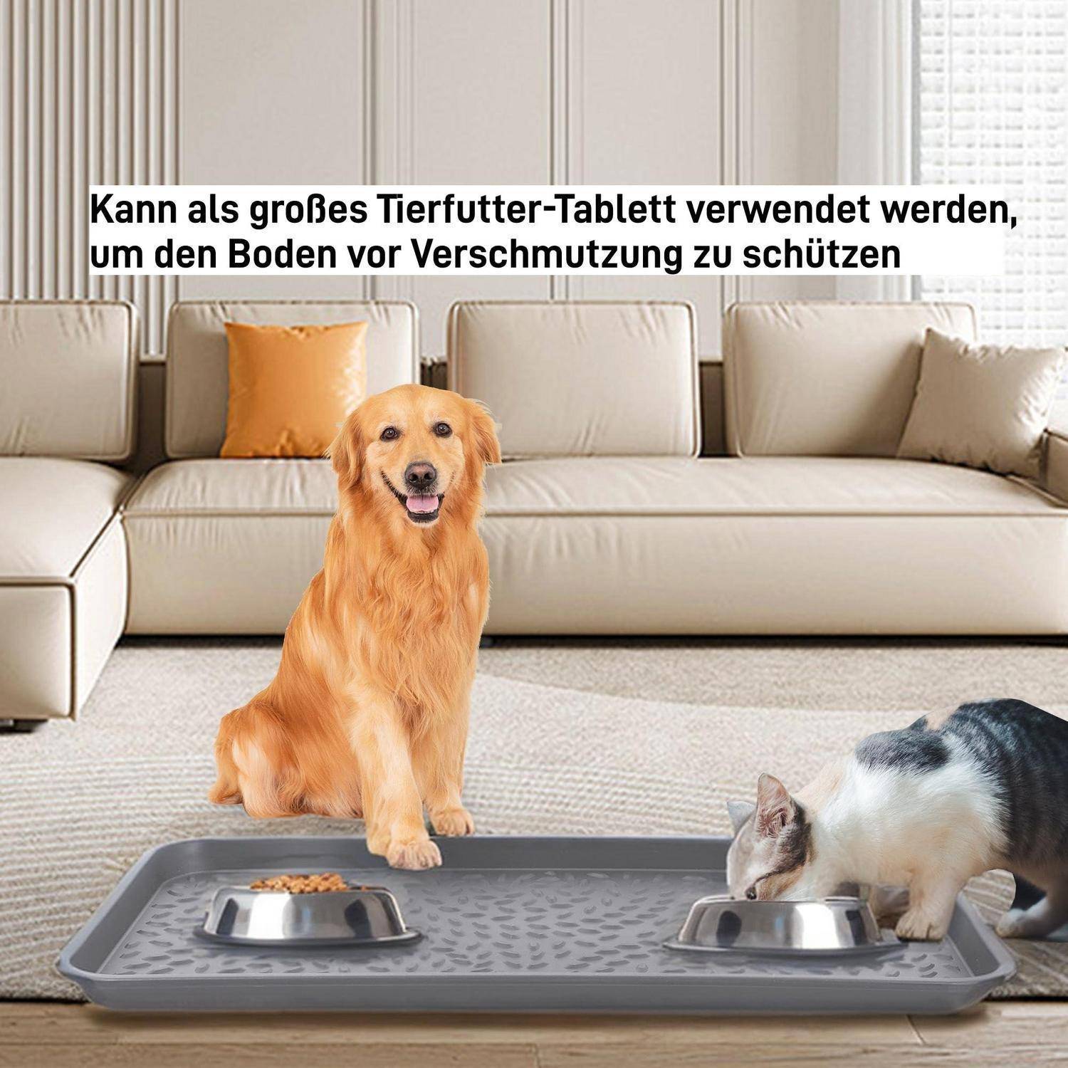 Goldenretriever und Katze essen aus Näpfen auf einer großen Tablett-Unterlage im Wohnzimmer; der Text besagt, dass es als großes Futtertablett verwendet werden kann, um den Boden vor Verschmutzung zu schützen.
