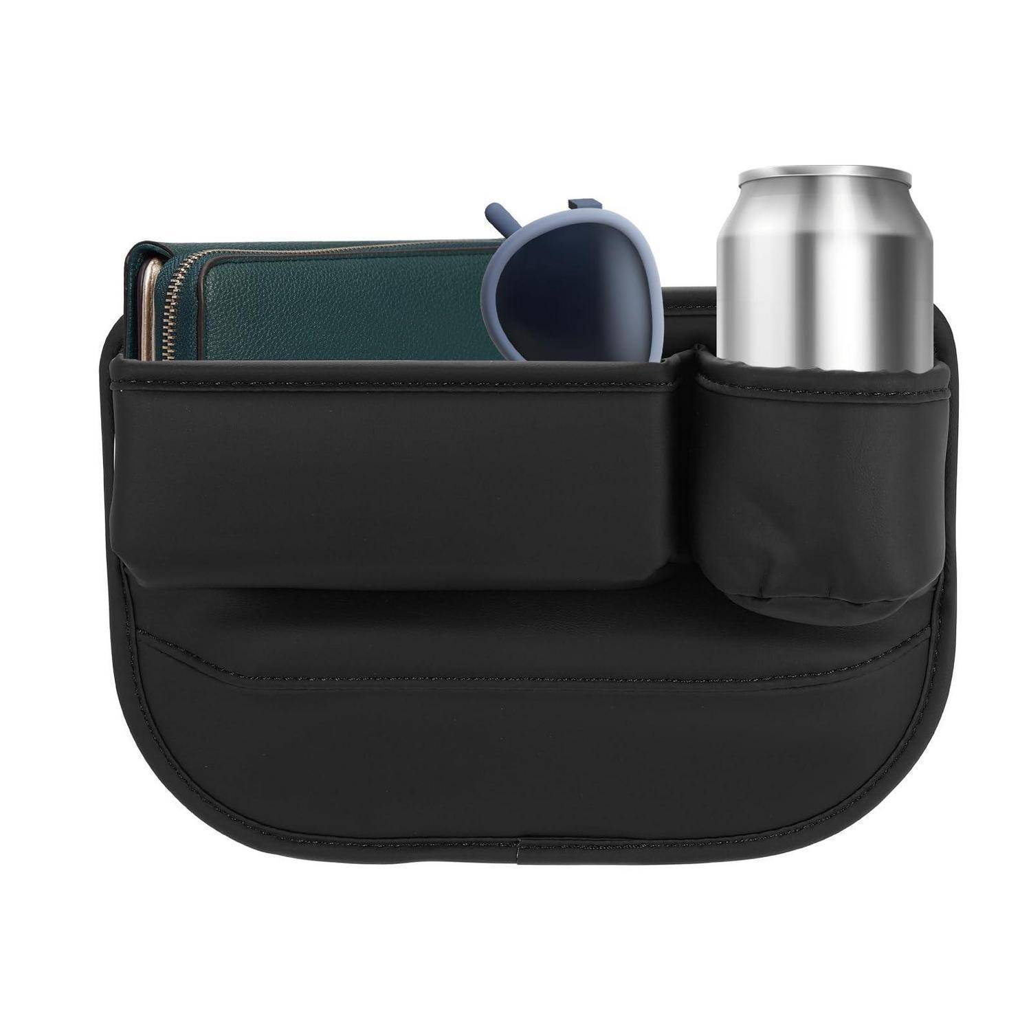 Schwarze Organisertasche mit einem Notizbuch, einer Tasse und einer Dose in den vorderen Taschen auf weißem Hintergrund.