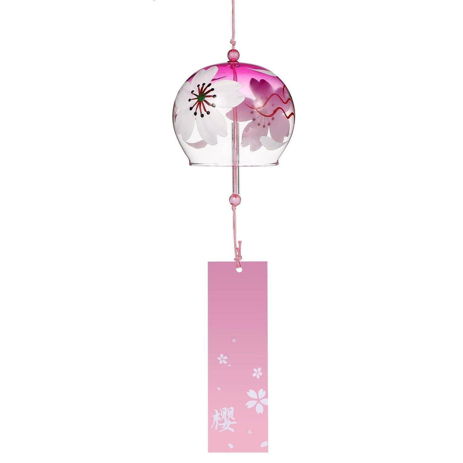 Rosa Blumenglas-Windspiel mit hängender rosa Papierkarte, die Kirschblüten-Designs und japanische Schriftzeichen aufweist.