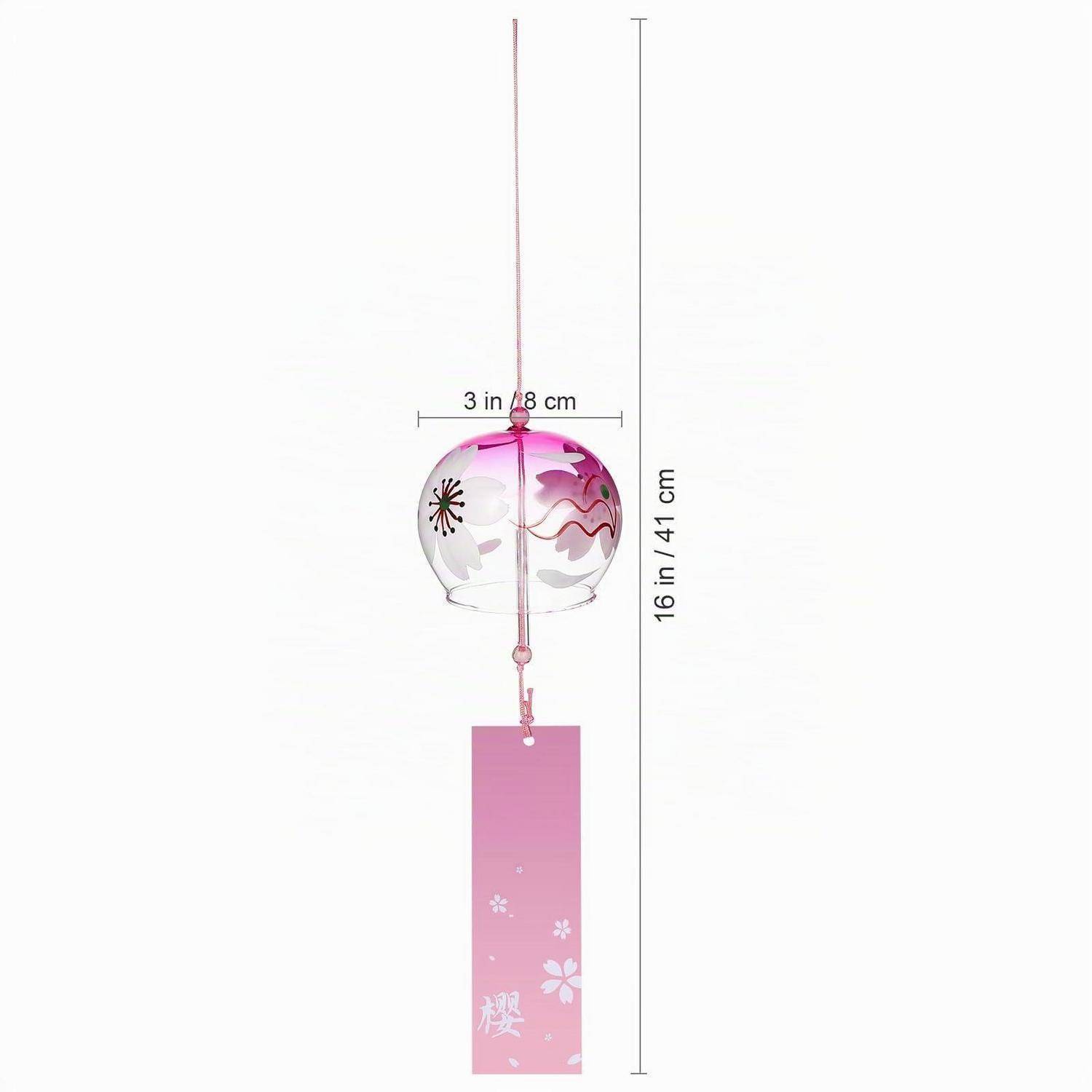Rosa hängende Windspiele mit rundem Glaskugel-Ornament und rosa Anhänger, beschriftet 16 Zoll/41 cm hoch und 3 Zoll/8 cm breit.