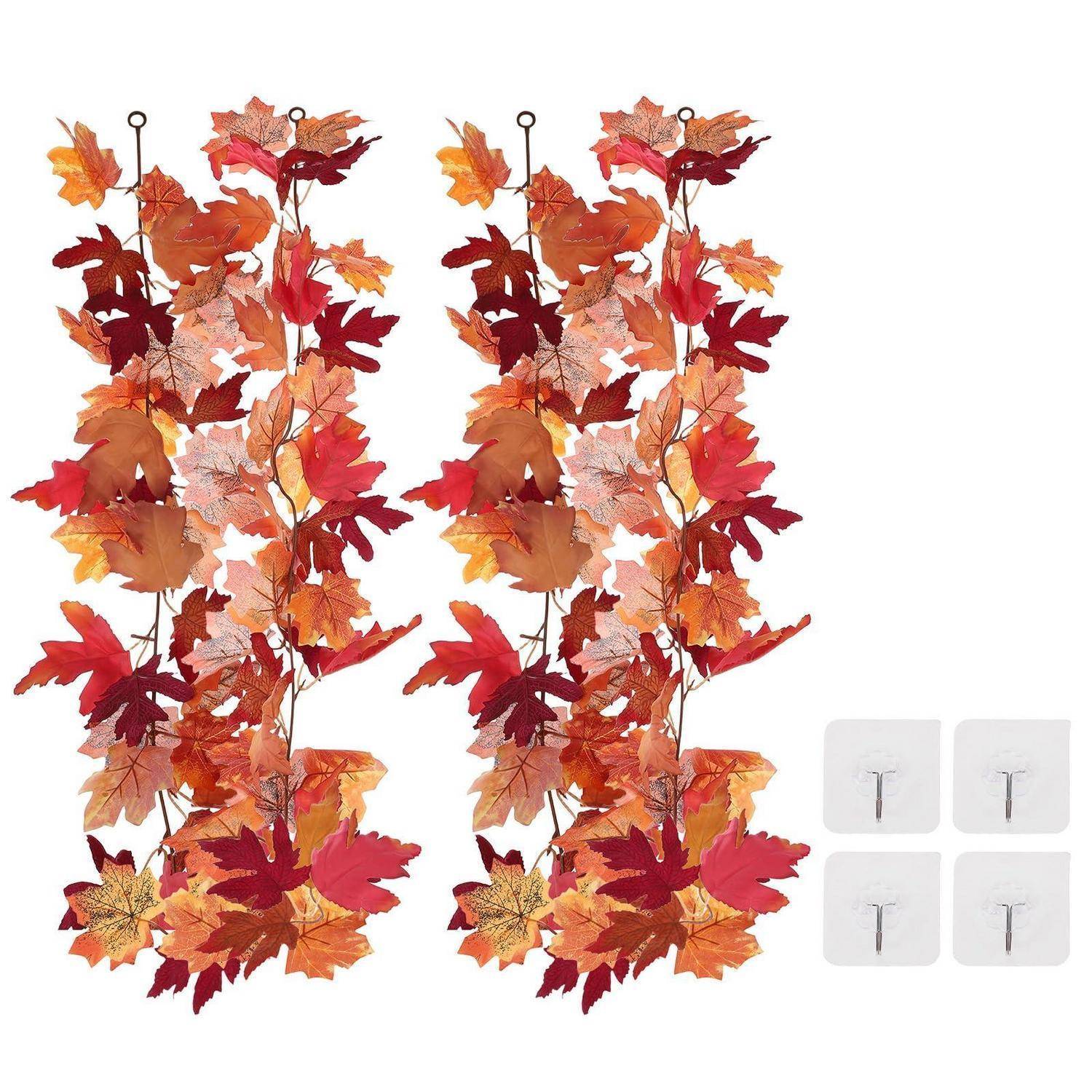 Zwei Herbstgirlanden aus roten, orangefarbenen und goldenen Ahornblättern mit vier transparenten Klebeösen zum Aufhängen.