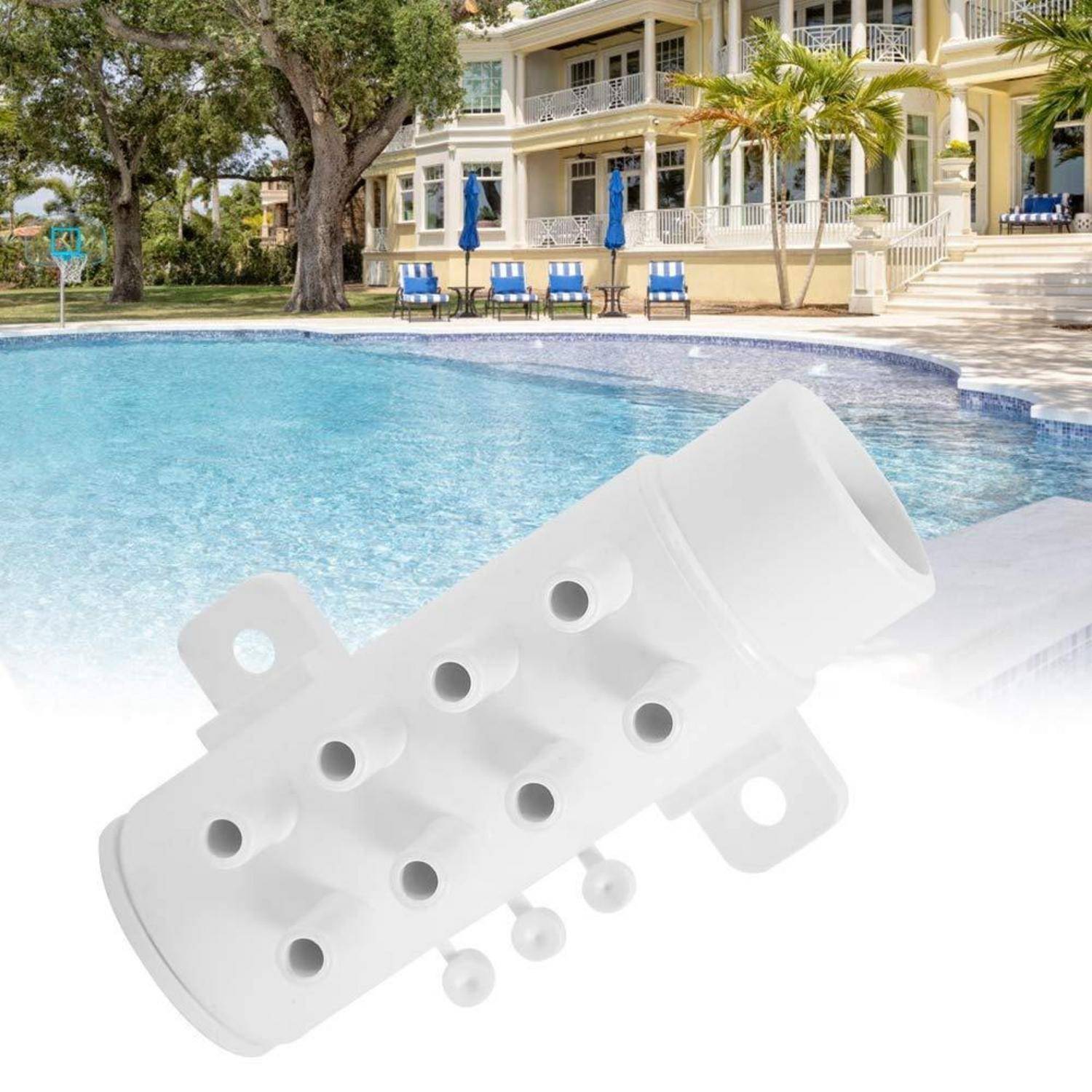 Weiße Kunststoff-Poolventil oder Verbindungsstück auf Schwimmringanzeige vor einem Swimmingpool im Hinterhof und Haus.