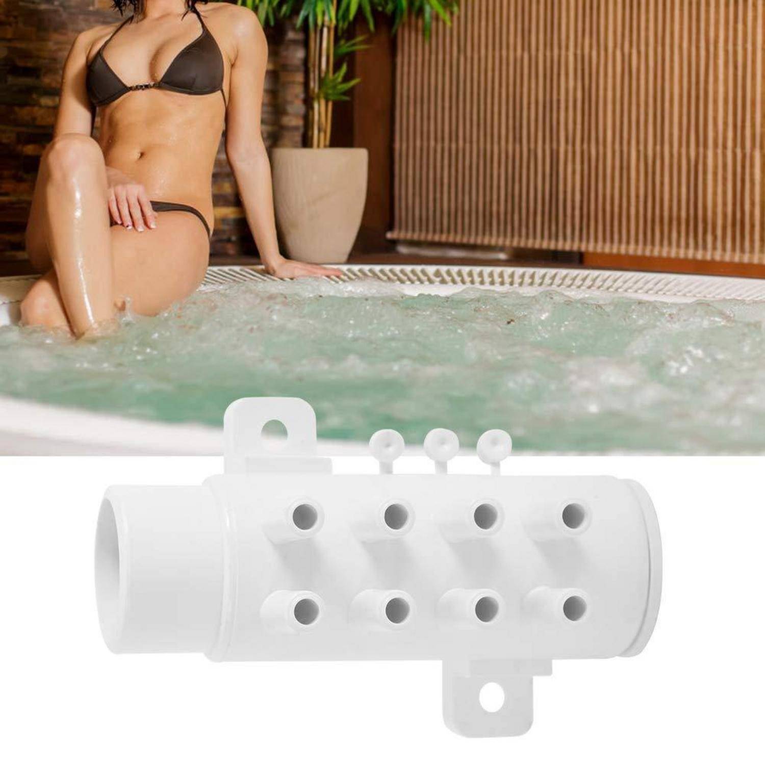 Weißer Kunststoff-Pool-Spa-Düseneinsatz, unten abgebildet eine Frau, die sich in einem Whirlpool entspannt, wodurch die Verwendung des Produkts in einem Pool- oder Spa-Umfeld hervorgehoben wird.
