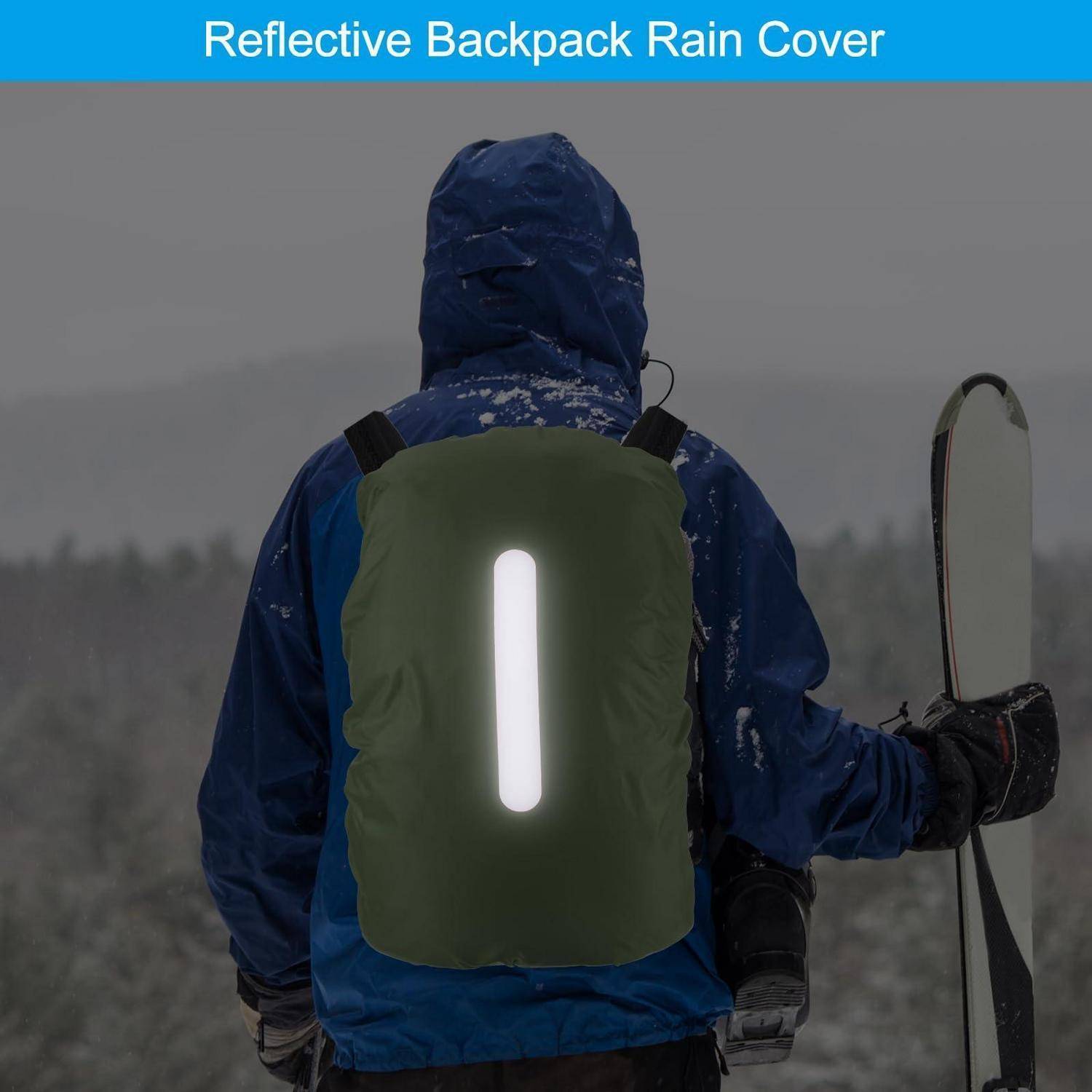 Person in blauer Winterkleidung trägt eine grüne reflektierende Rucksack-Regenschutzhülle mit hellem vertikalem Streifen, stehend in schneebedeckten Bedingungen, Skier haltend; Text liest sich als „Reflektierende Rucksack-Regenschutzhülle"