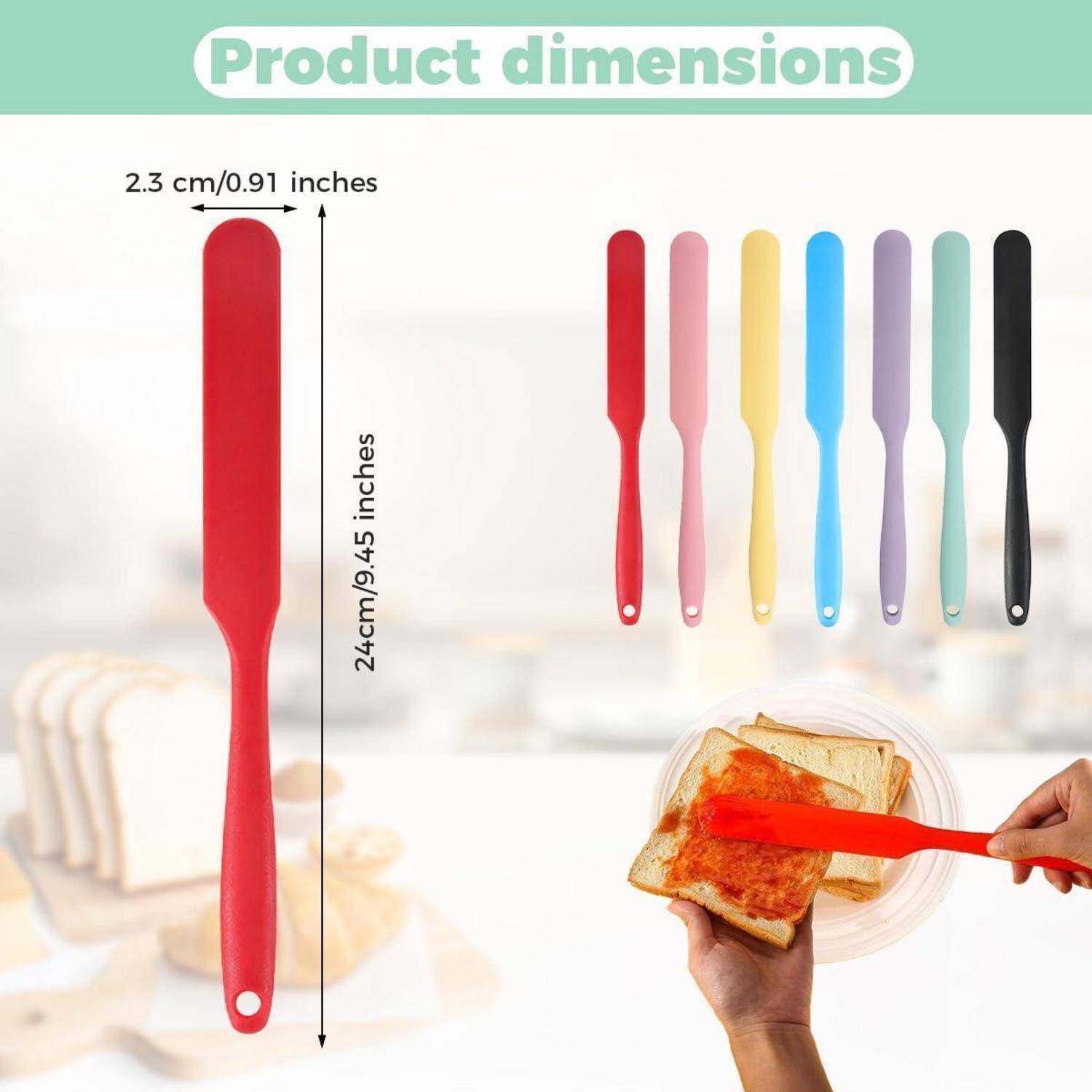 Produktabmessungen für einen Silikonspatel: 24 cm lang und 2,3 cm breit, gezeigt in mehreren Farben und bei der Verwendung zum Verteilen von Speisen auf Brot.