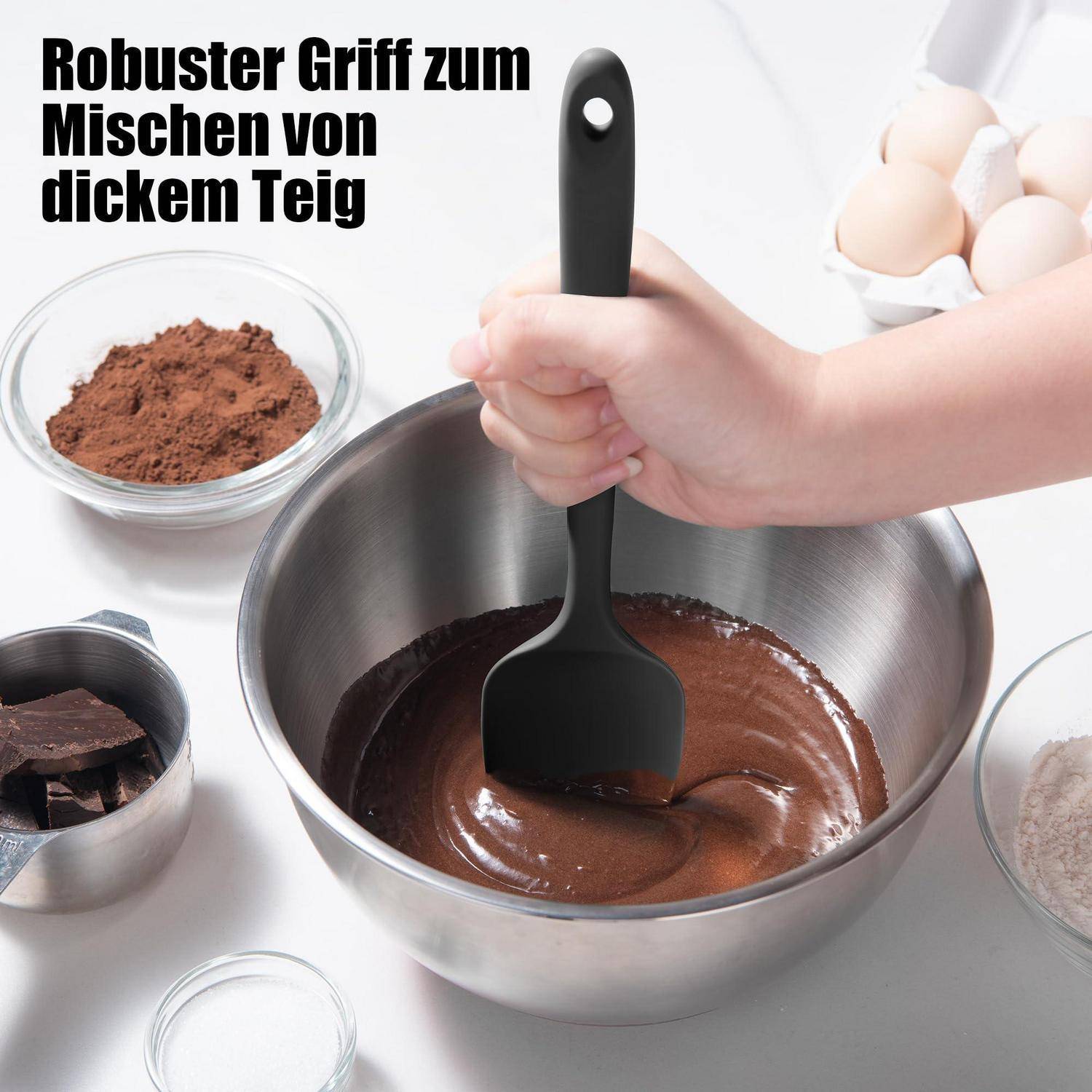 Handrühren von dickem Schokoladeteig in einer Rührschüssel mit einem schwarzen Spatel; deutscher Text liest sich „Robuster Griff zum Mischen von dickem Teig