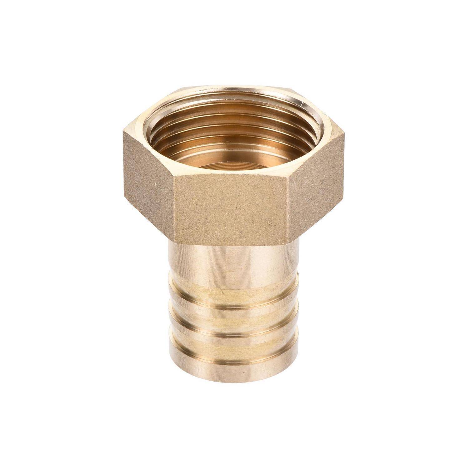 Messingrohr-Fitting-Adapter mit Sechskantmutter und gewindelöffnung, isoliert auf weißem Hintergrund dargestellt.