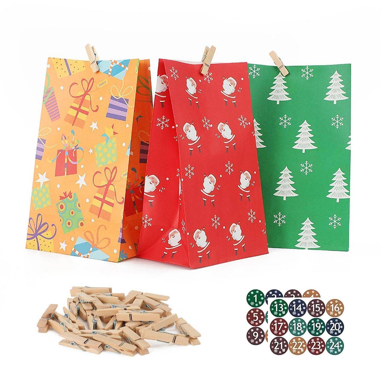 Sortierte festliche Papiergiftbags mit Wäscheklammern, plus ein Stapel von Holzklammern und nummerierten Adventskalender-Kreisen von 1 bis 24.