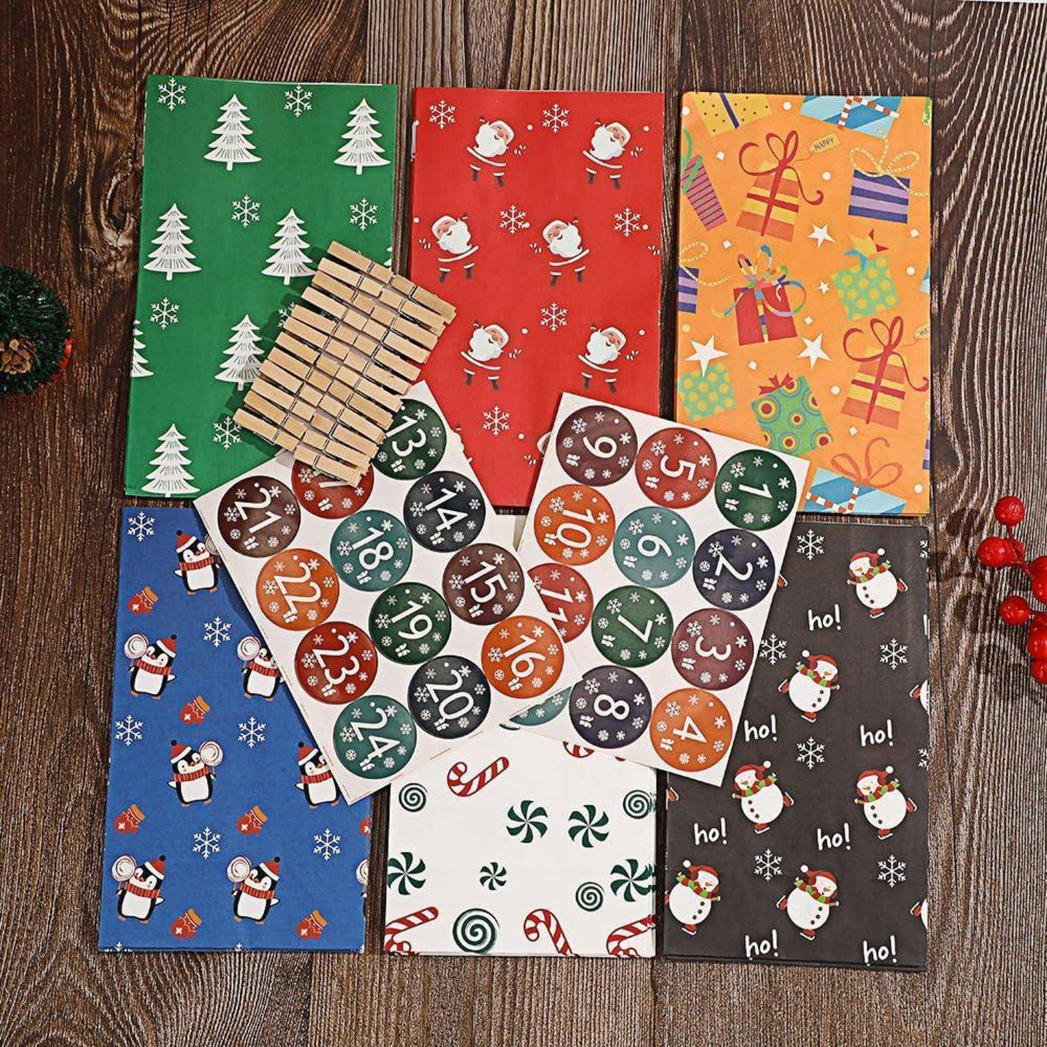 Überlappende nummerierte Countdown-Kreise auf farbenfrohen Weihnachtsgeschenktüten und Geschenkpapier, mit einem kleinen Holzwäscheklammer-Streifen oben.