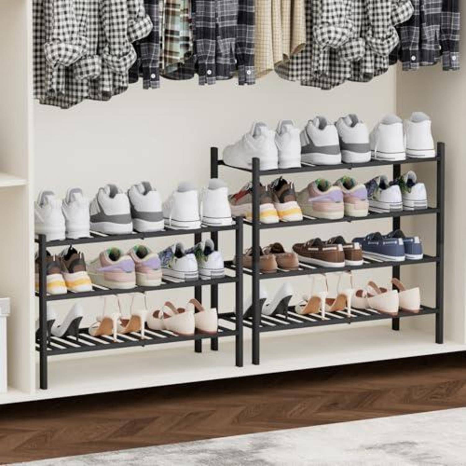 Zwei schwarze Schuhregal im Schrank halten ordentlich angeordnete Paare von Sneakern und Anzugschuhen unter hängenden karierten Hemden.