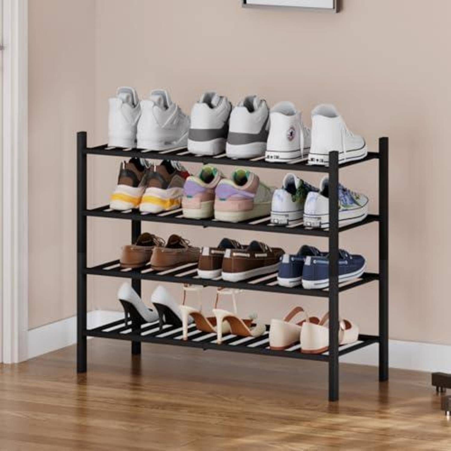 Schwarzes Metallschuhregal mit mehreren Paar Sneaker und Anzugsschuhen in einem Zimmer mit Holzboden und beigen Wänden.