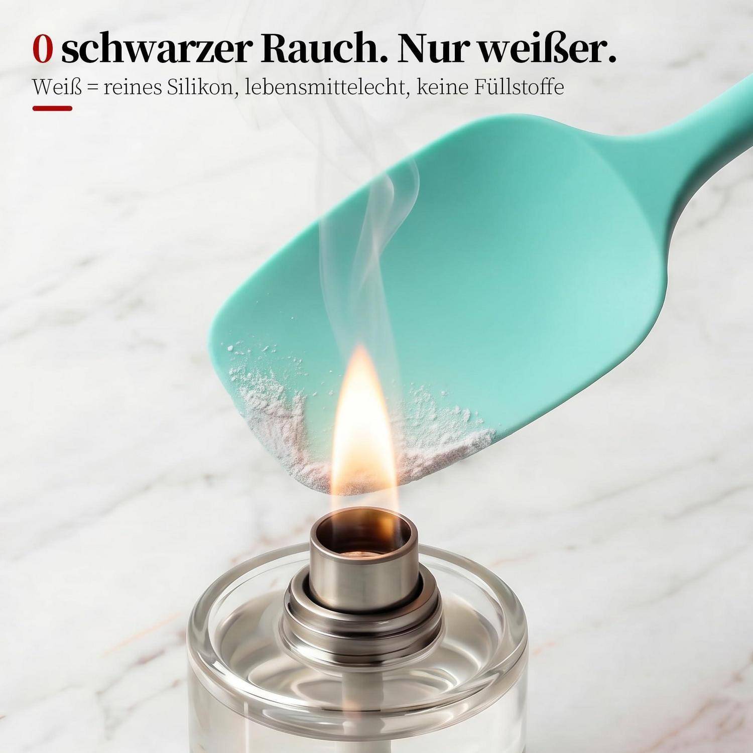 Türkisfarbener Silikonlöffel über einer brennenden Flamme gehalten, zeigt keinen schwarzen Rauch; deutscher Text besagt „0 schwarzer Rauch. Nur weißer.