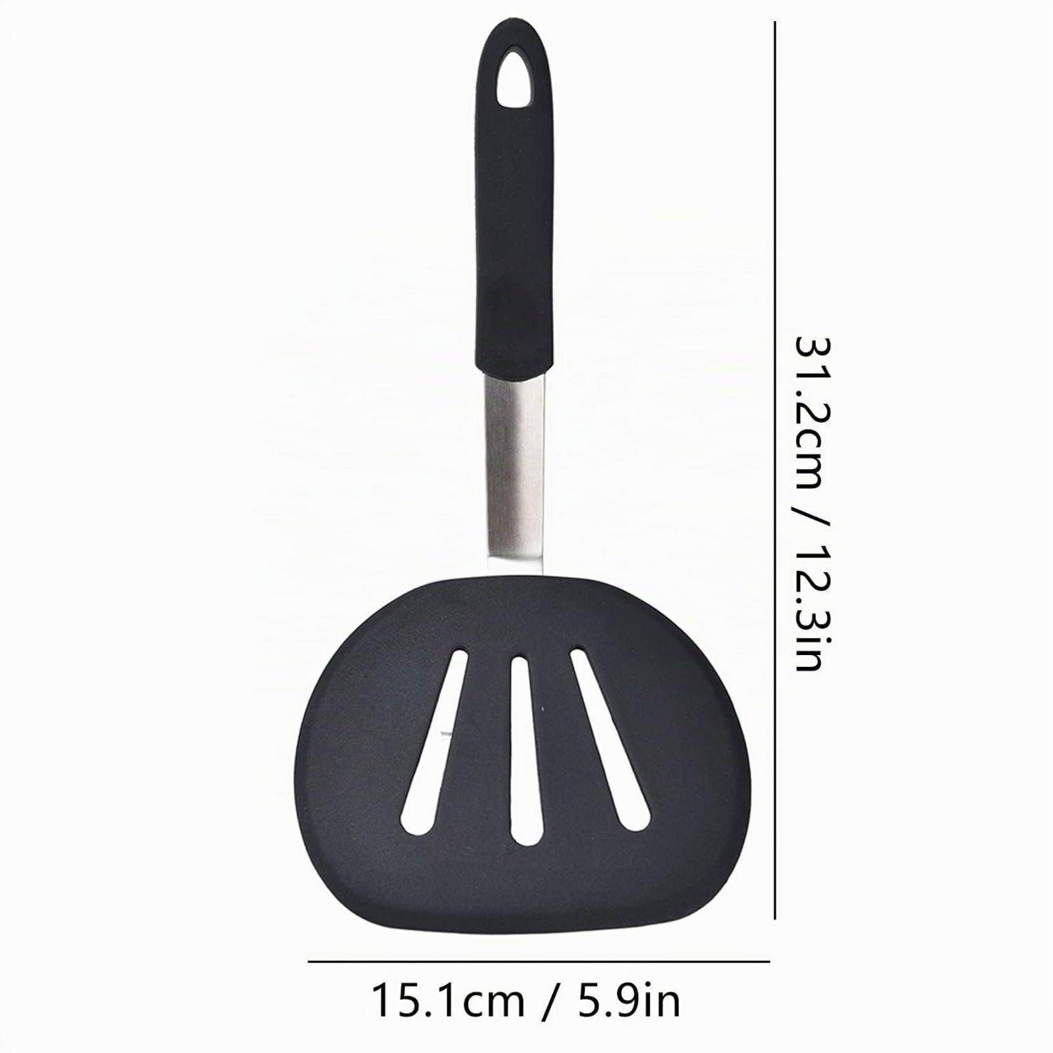 Schwarzer Pfannenwender mit Schlitzen und Griff, gezeigt mit Abmessungen von 31,2 cm (12,3 Zoll) Höhe und 15,1 cm (5,9 Zoll) Breite.