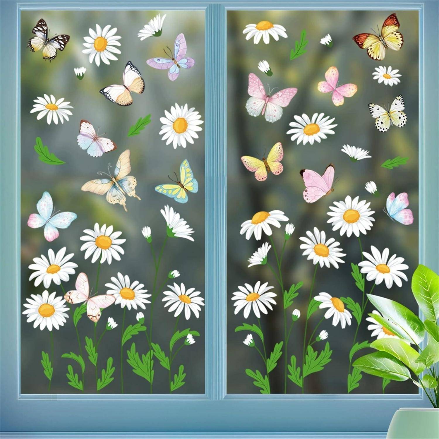 Zwei nebeneinander liegende blaue Fensterpatten, die mit Gänseblümchen, Schmetterlingen und grünen Blättern verziert sind und eine Frühjahrsgartenszene schaffen.