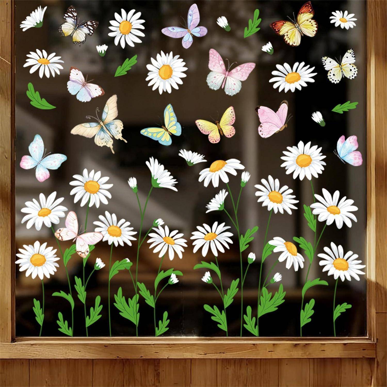 Papierschmetterlinge und Gänseblümchen dekorieren ein Fenster, mit grünen Stielen unten und Schmetterlingen, die über das Glas verstreut sind.