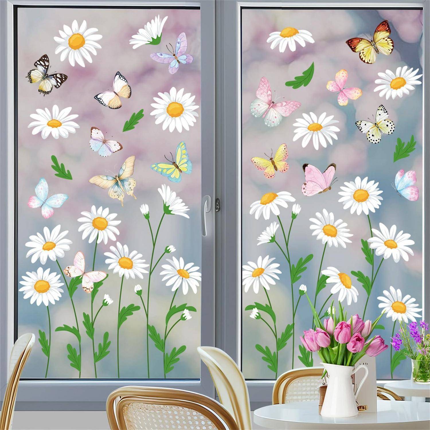 Fenster dekoriert mit weißen Gänseblümchen, Schmetterlingen und grünen Stielen, das eine frühjahrshafte Aussicht über einen Essbereich mit Blumen auf dem Tisch schafft.