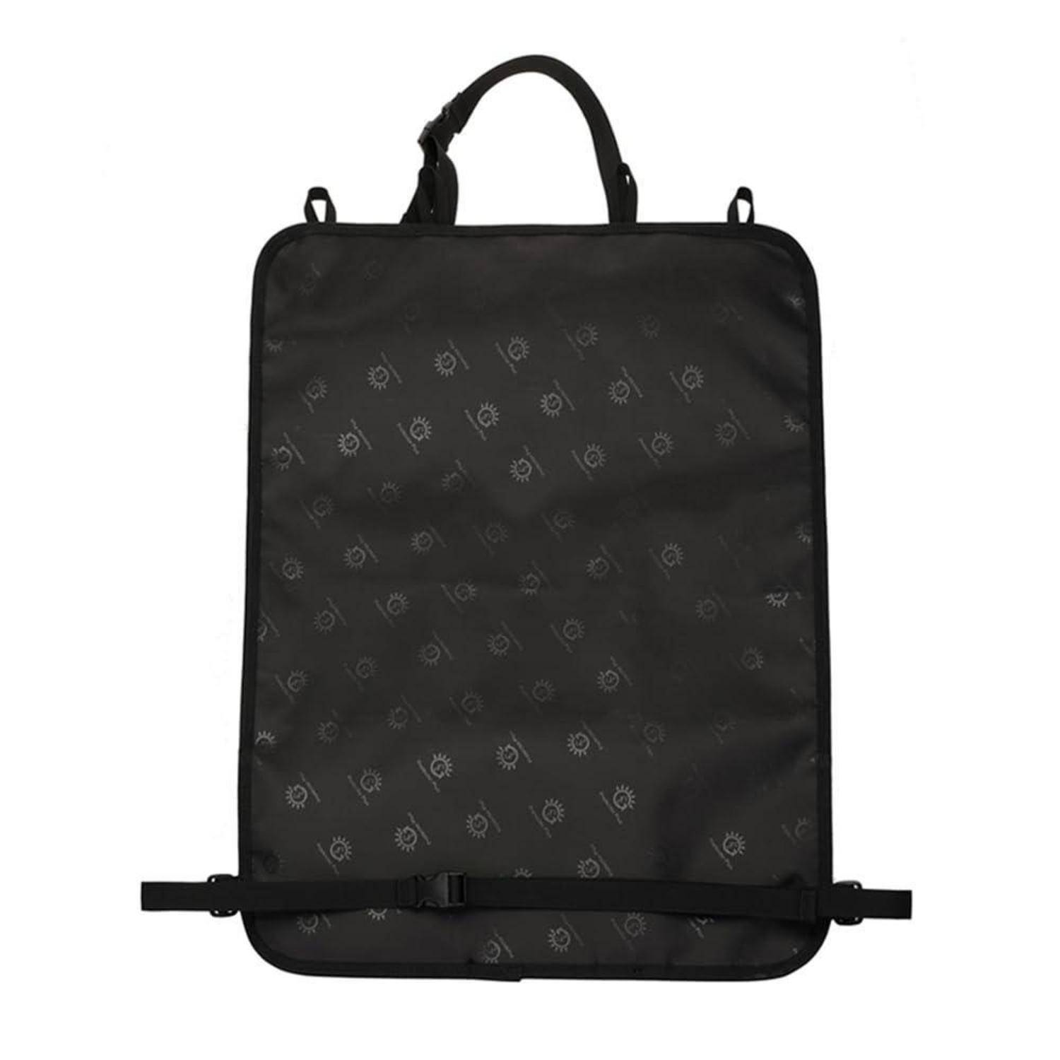 Schwarze rechteckige Kleidertasche mit Tragegriff oben und Schnallenverschlüssen unten auf weißem Hintergrund.
