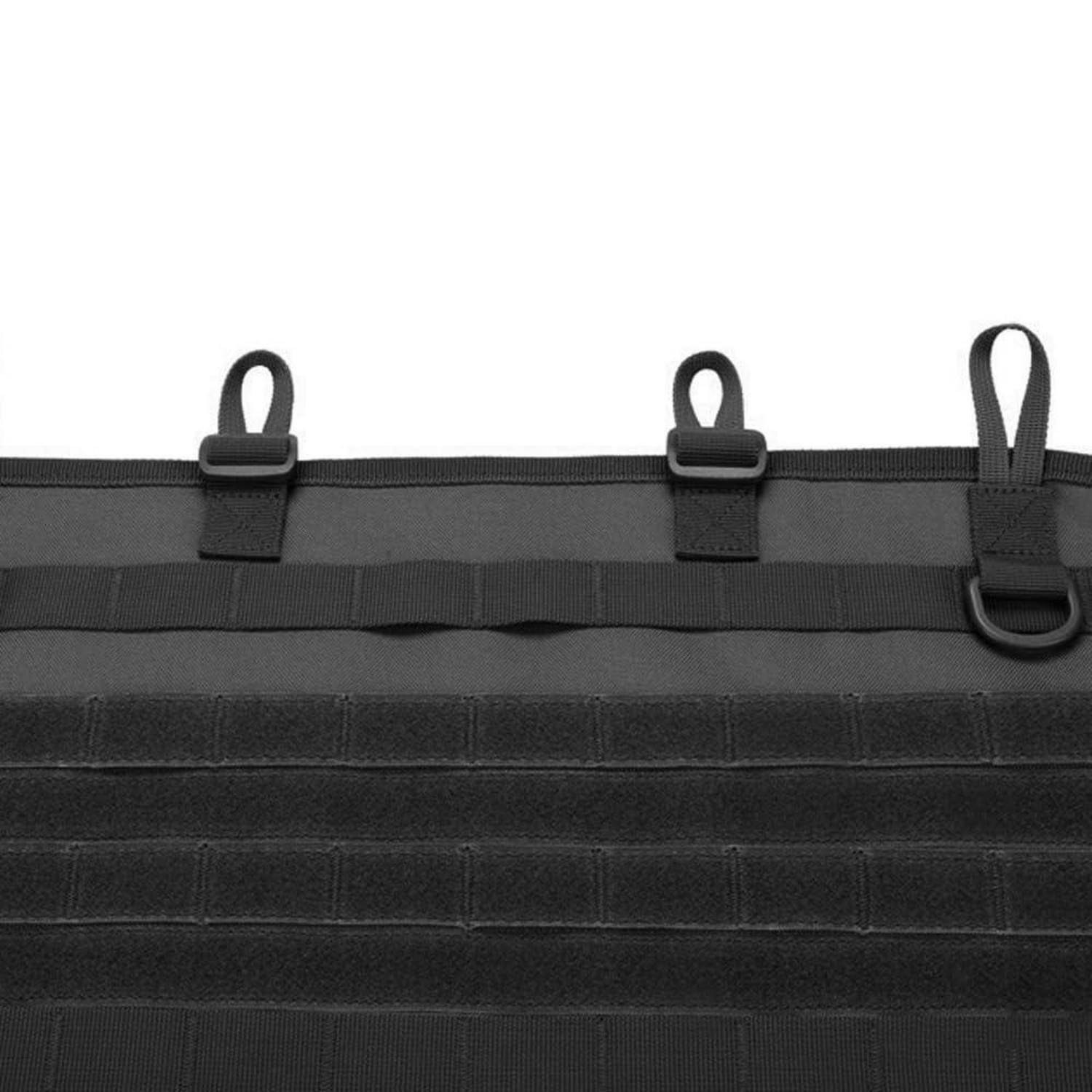 Schwarzes taktisches Stoff-Panel im Stil mit drei Webbing-Schlaufen und Befestigungsgurten entlang der oberen Kante, gezeigt vor weißem Hintergrund.