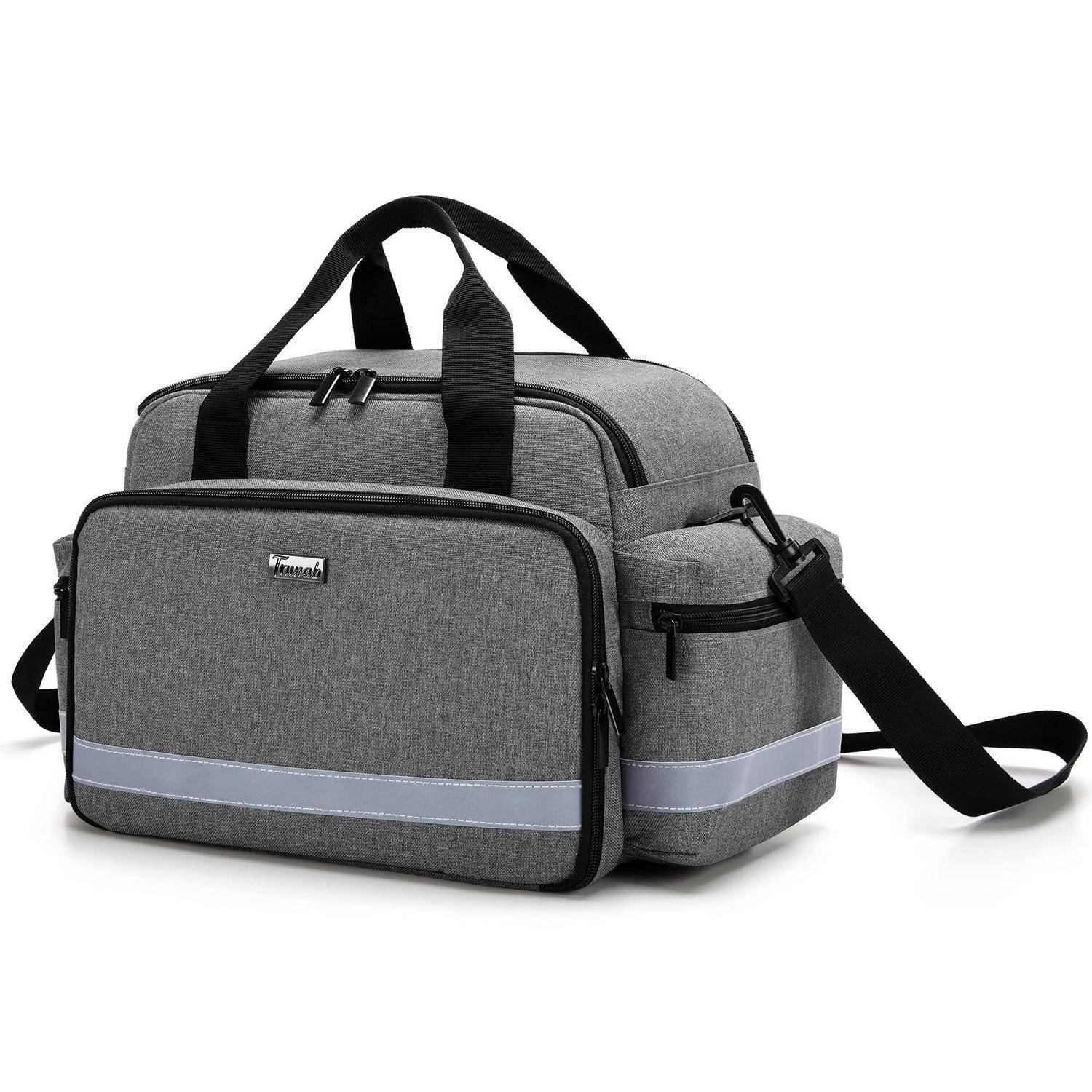Graue isolierte Sporttasche im Duffel-Stil mit Griffen, Schultergurt, Vordertasche und Seitenfach auf weißem Hintergrund.