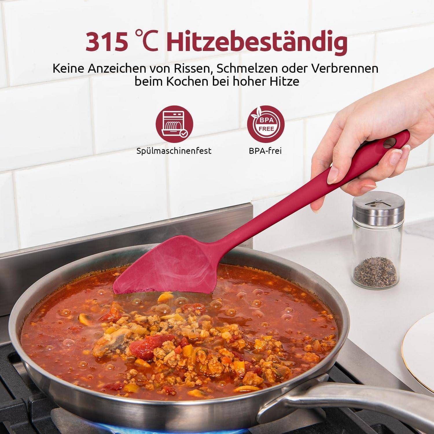 Küchenanzeige mit einem roten Silikonspatel, der in einer Pfanne mit köchelnder Sauce rührt, mit Text, das behauptet, dass er bis 315°C hitzebeständig ist, spülmaschinenfest und BPA-frei.